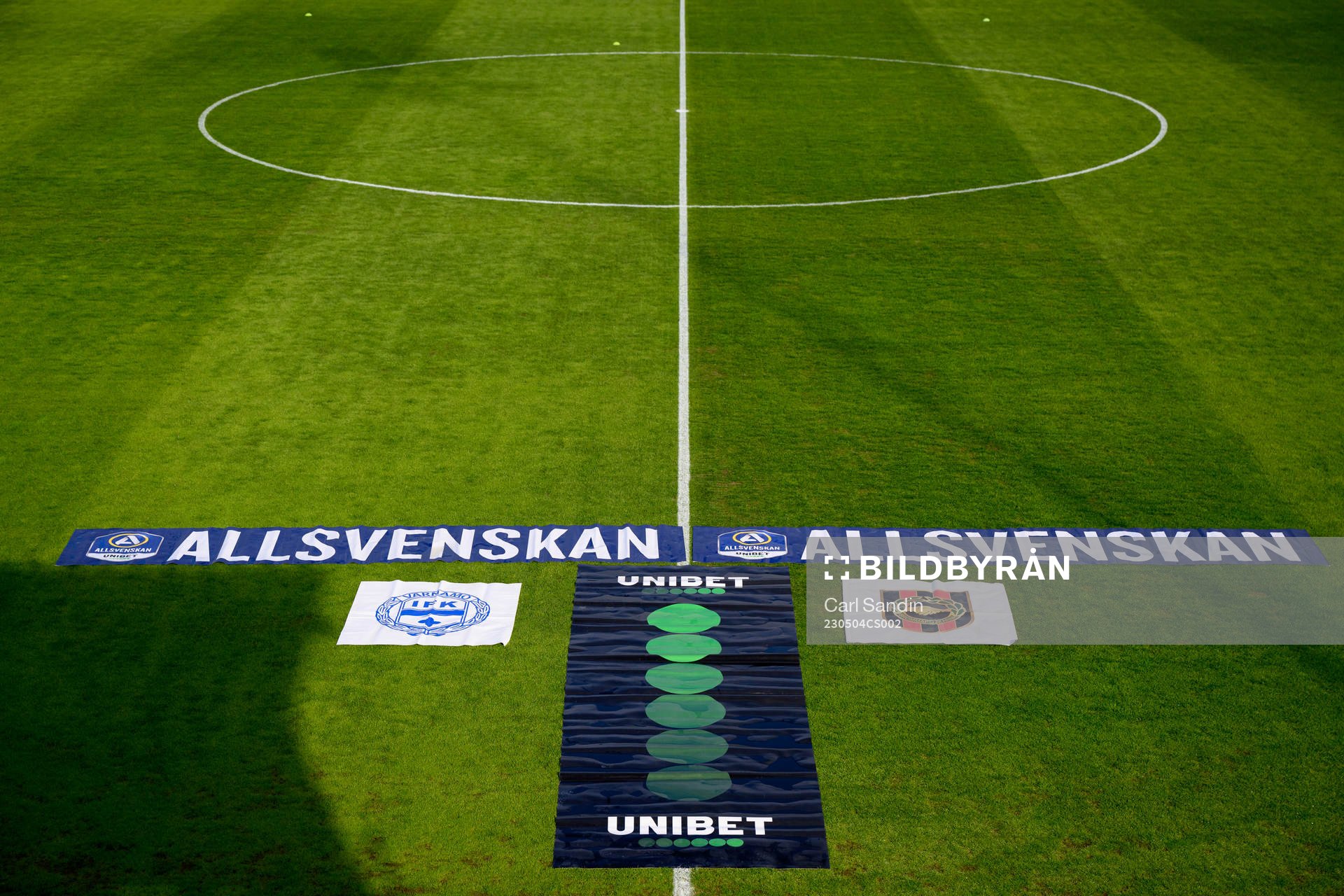 Vepor för Värnamo, Brommapojkarna, Unibet och Allsvenskan på Finnvedsvallens gräs innan fotbollsmatchen i Allsvenskan mellan Värnamo och Brommapojkarna den 4 maj 2023 i Värnamo.