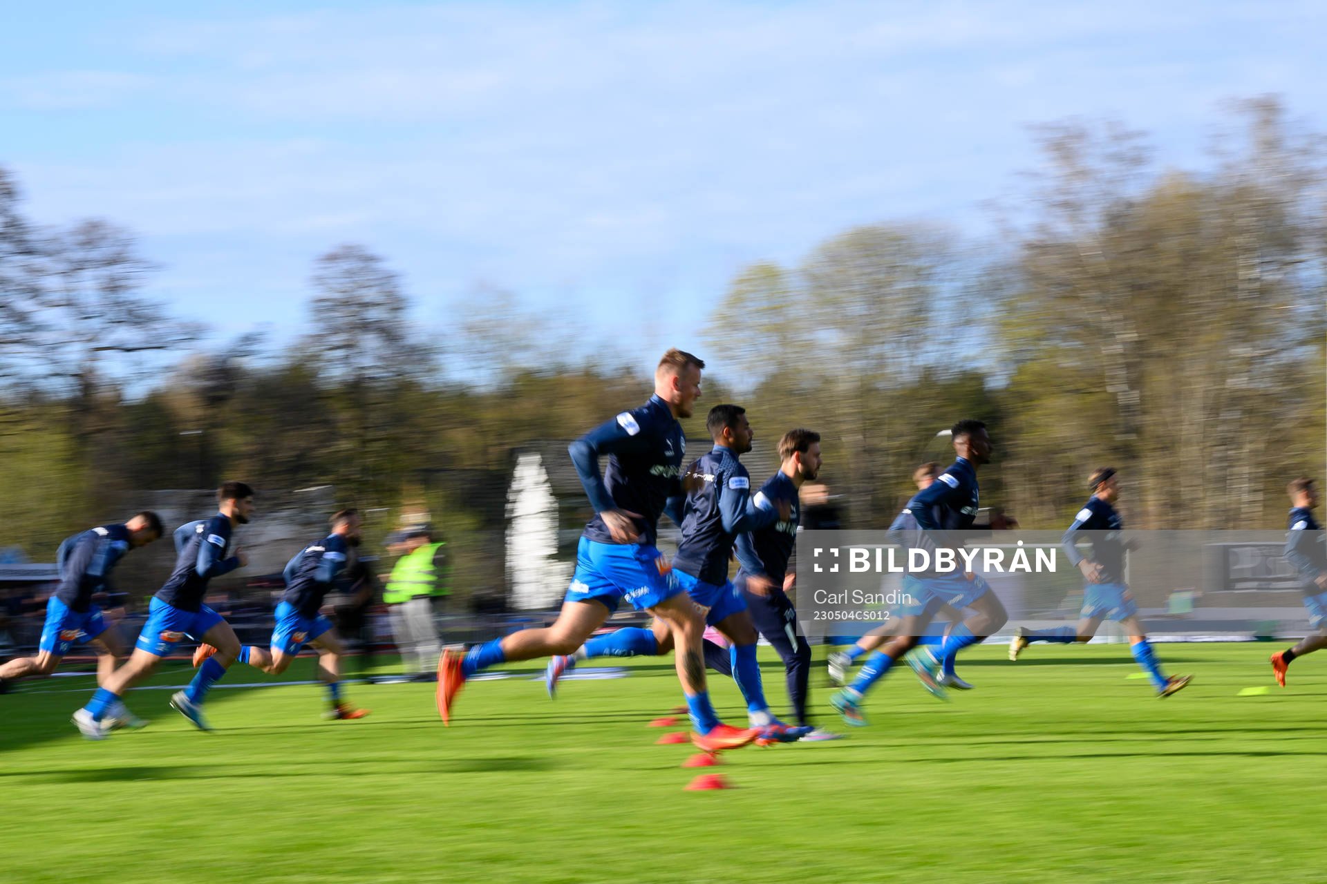 Värnamos spelare värmer upp innan fotbollsmatchen i