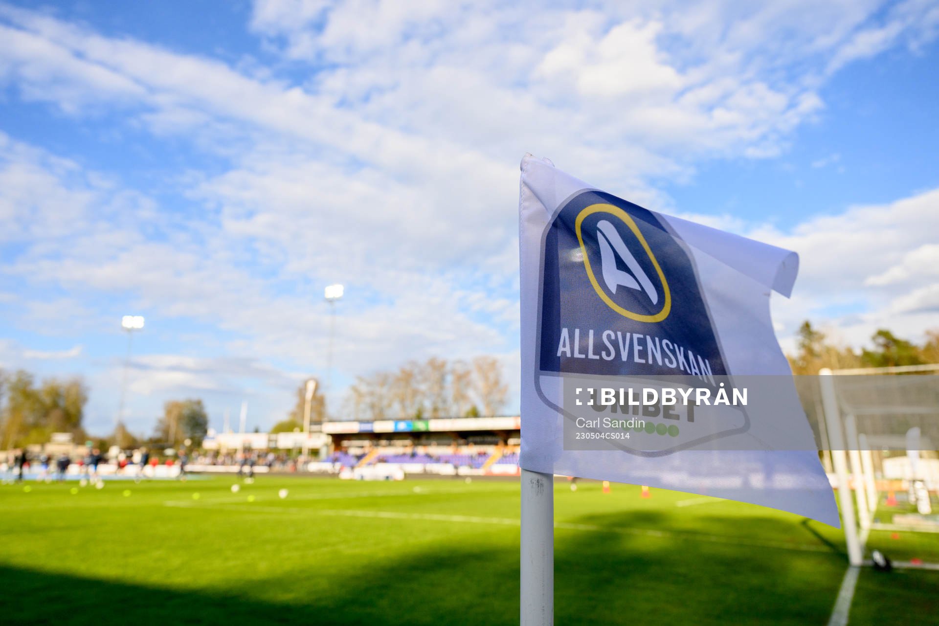 En hörnflagga med Allsvenskans märke på Finnvedsvallen