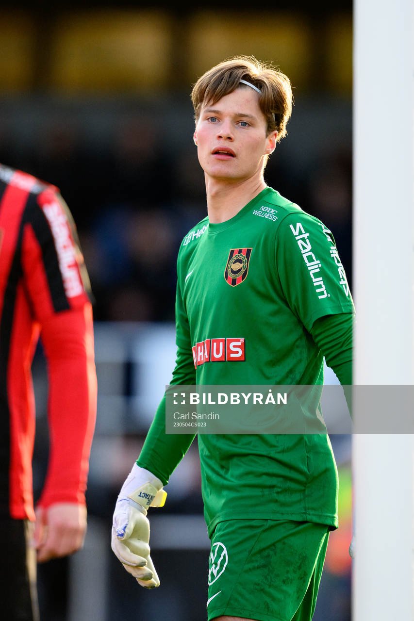 Brommapojkarnas målvakt Filip Sidklev