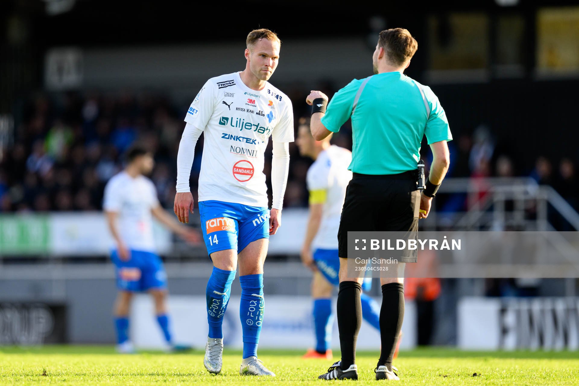 Värnamos Gustav Engvall pratar med domare Joakim Östling