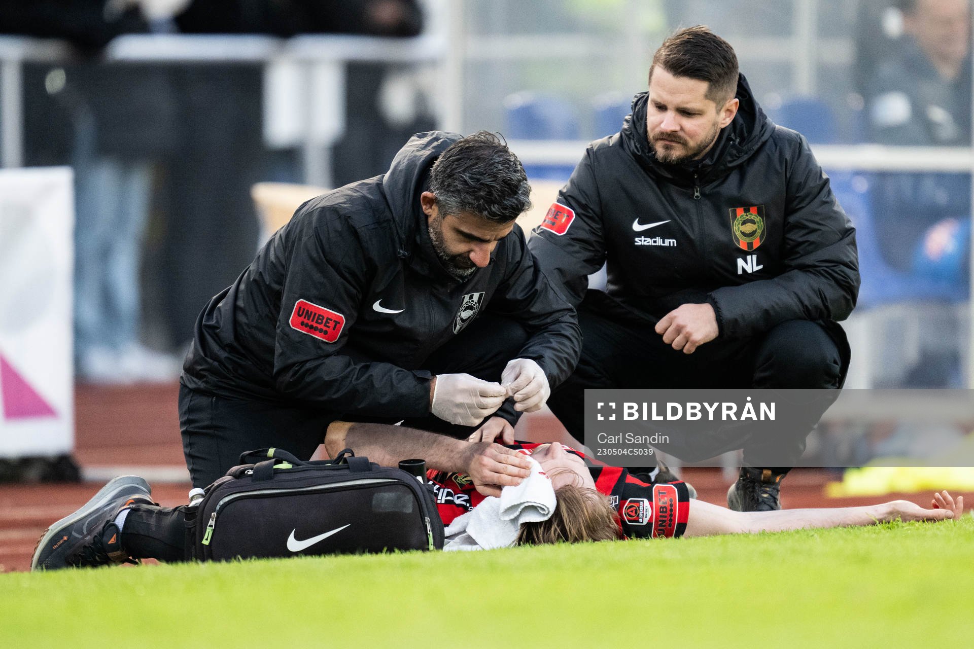 Brommapojkarnas Tim Waker har ont och får vård