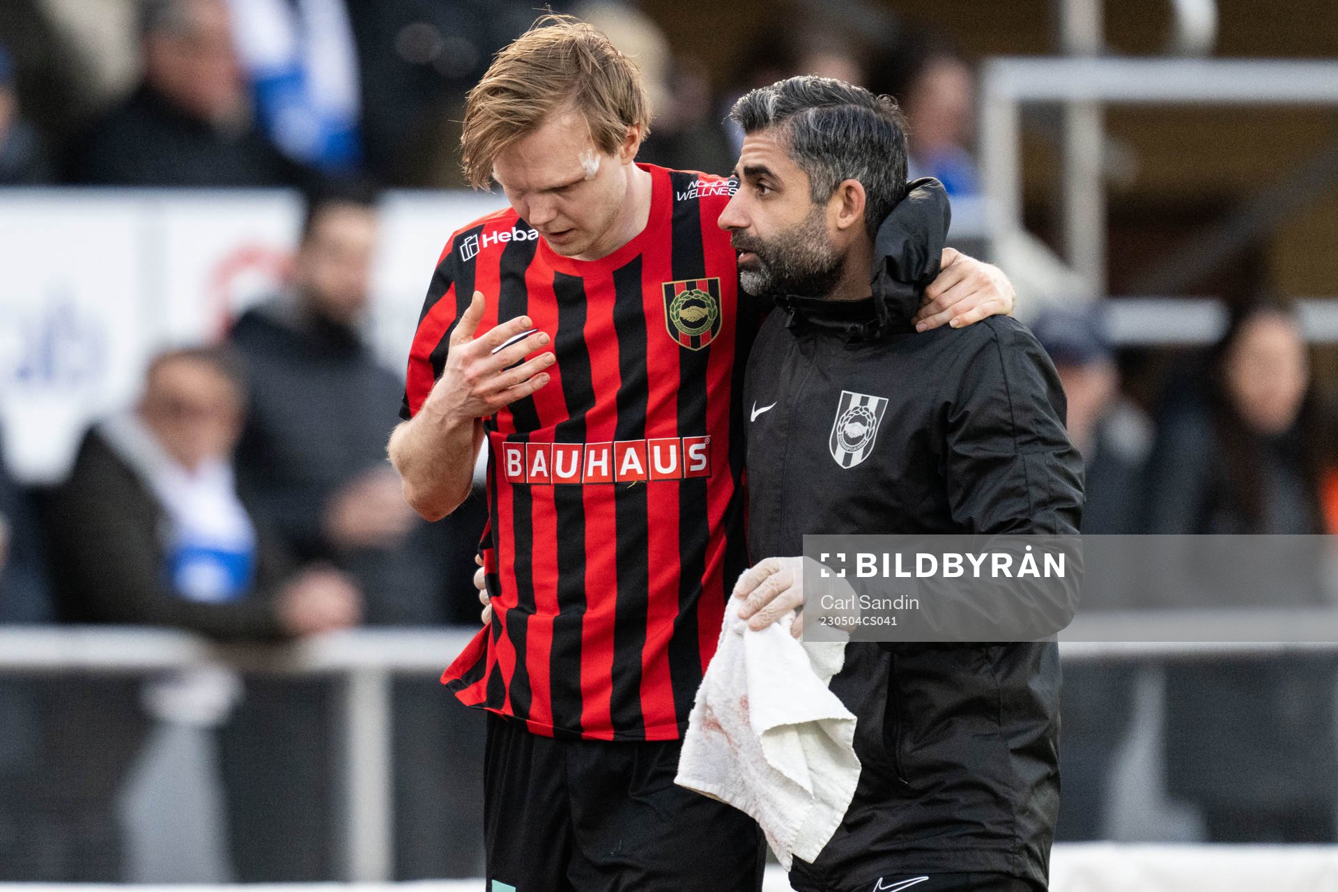 Brommapojkarnas Tim Waker lämnar planen
