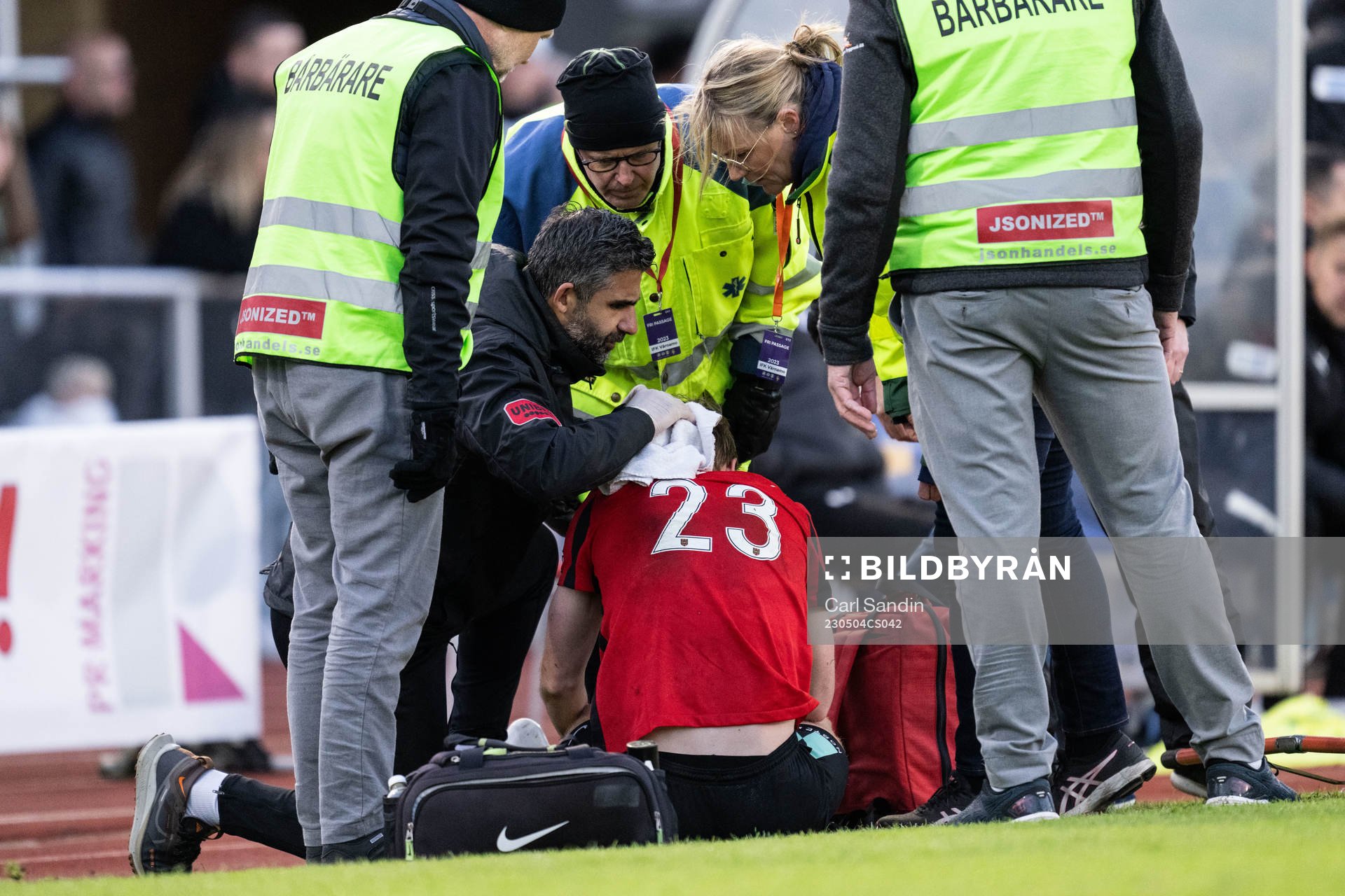 Brommapojkarnas Tim Waker har ont och får vård