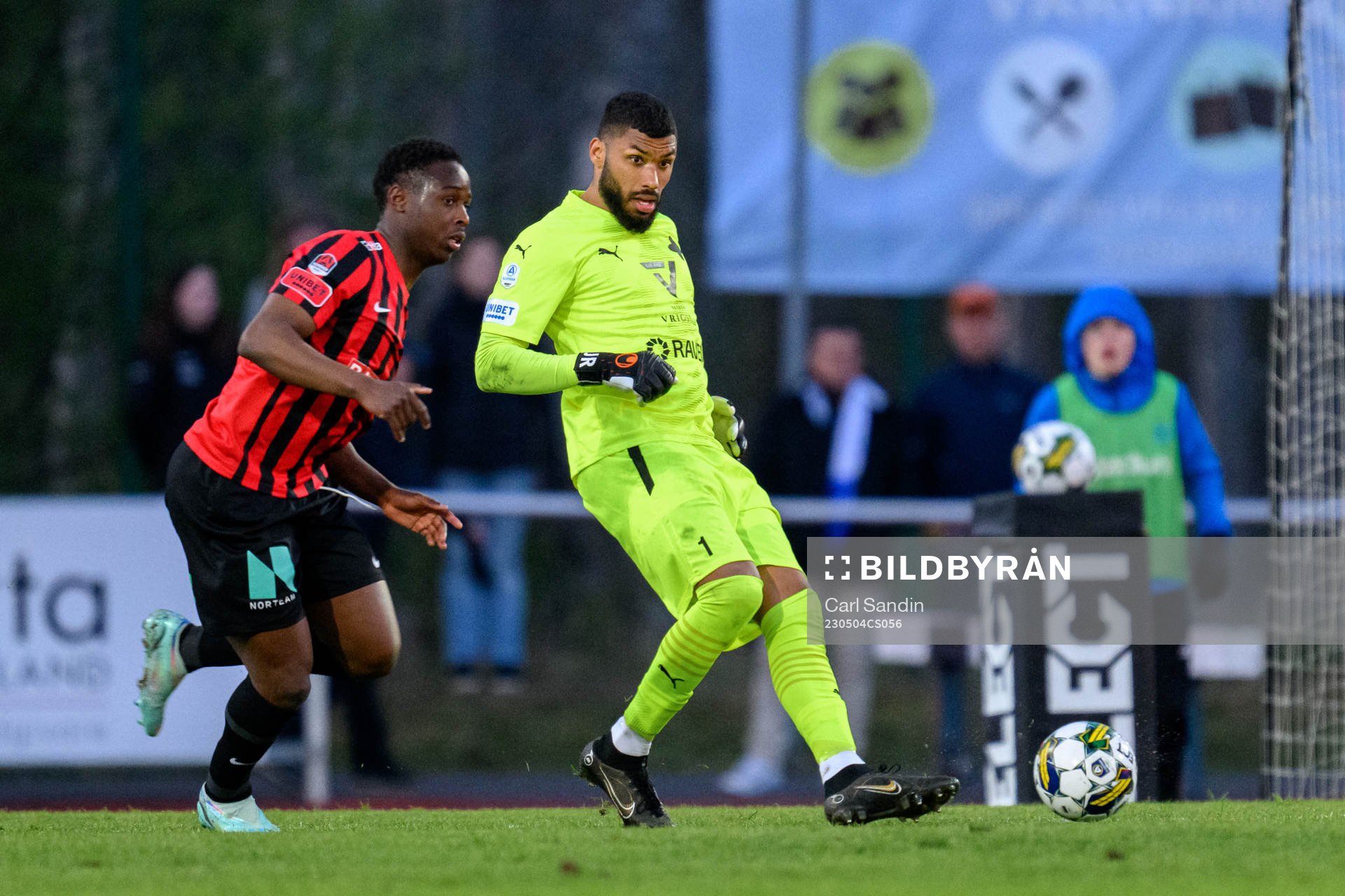 Brommapojkarnas Richie Omorowa och Värnamos målvakt