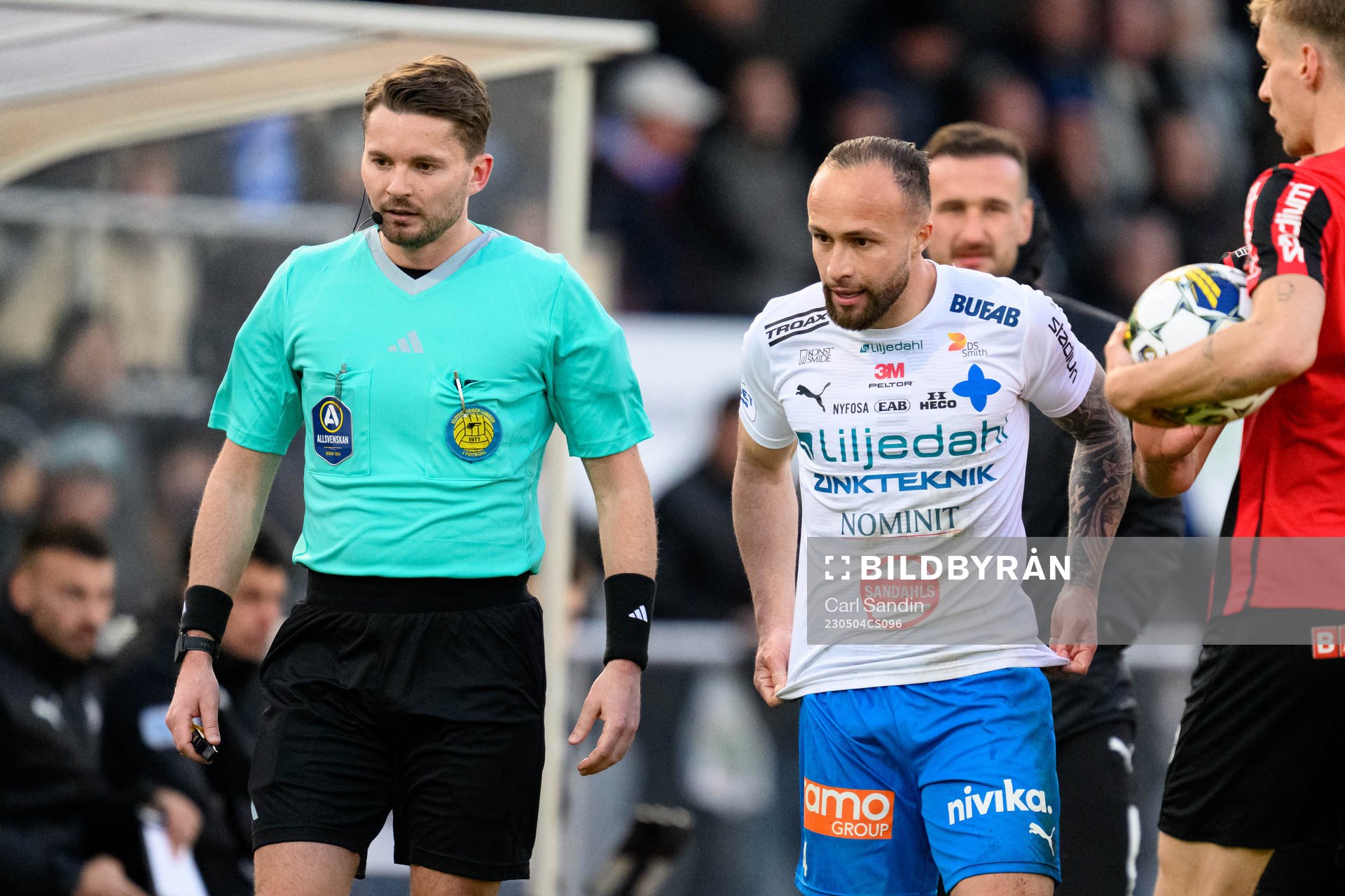 Domare Joakim Östling och Värnamos Evaldo Nascimento