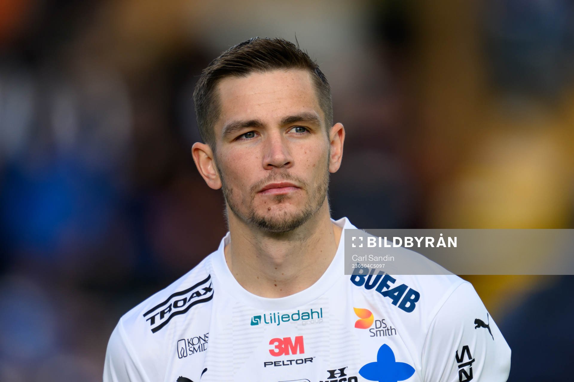 Värnamos Oscar Johansson vid lineup innan fotbollsmatchen