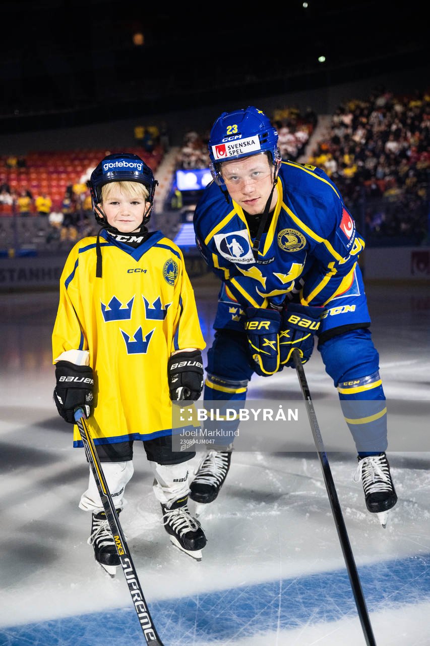 Lucas Raymond of Sweden with a mascot