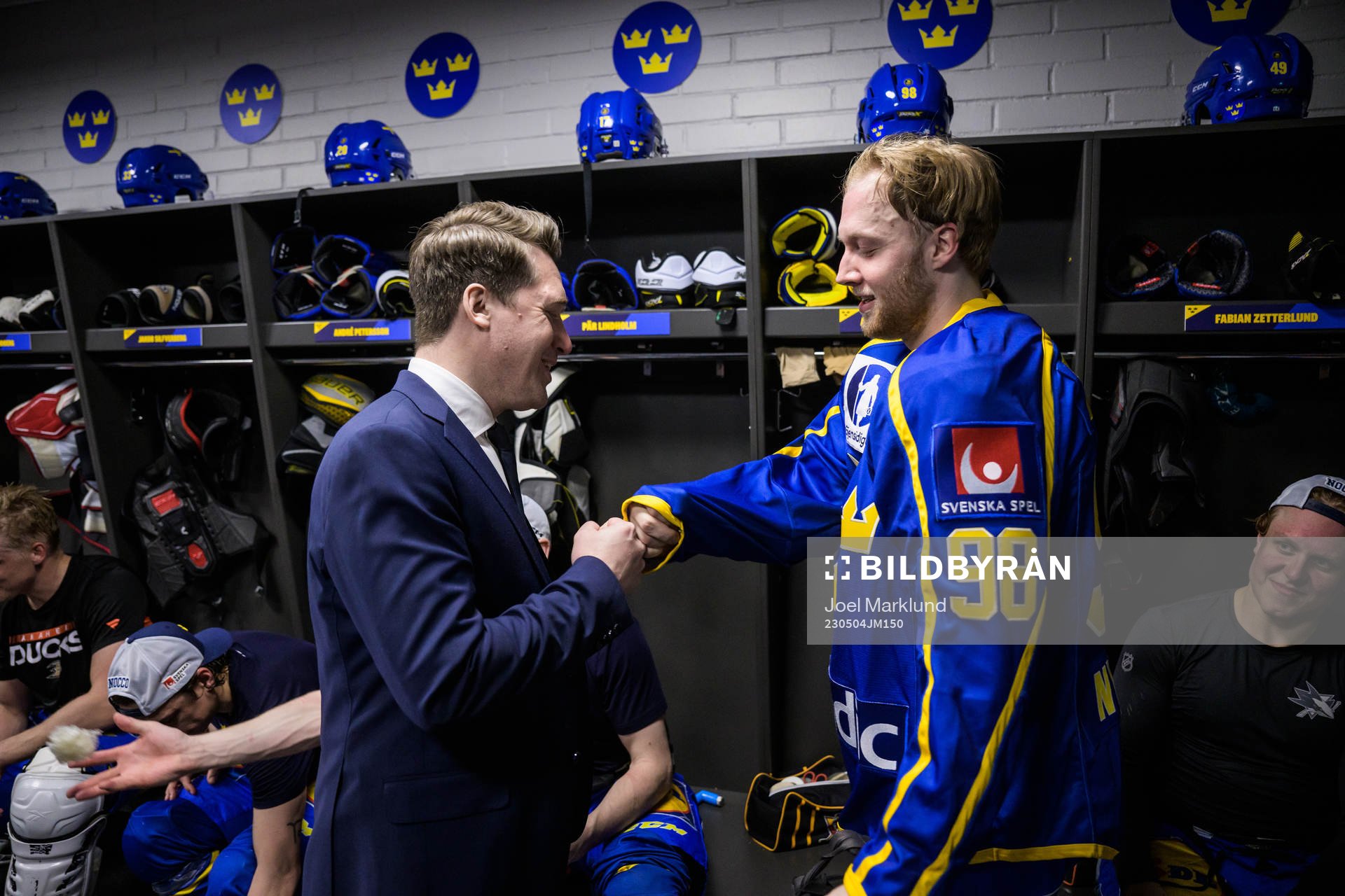 Head coach Sam Hallam and Alexander Nylander of Sweden