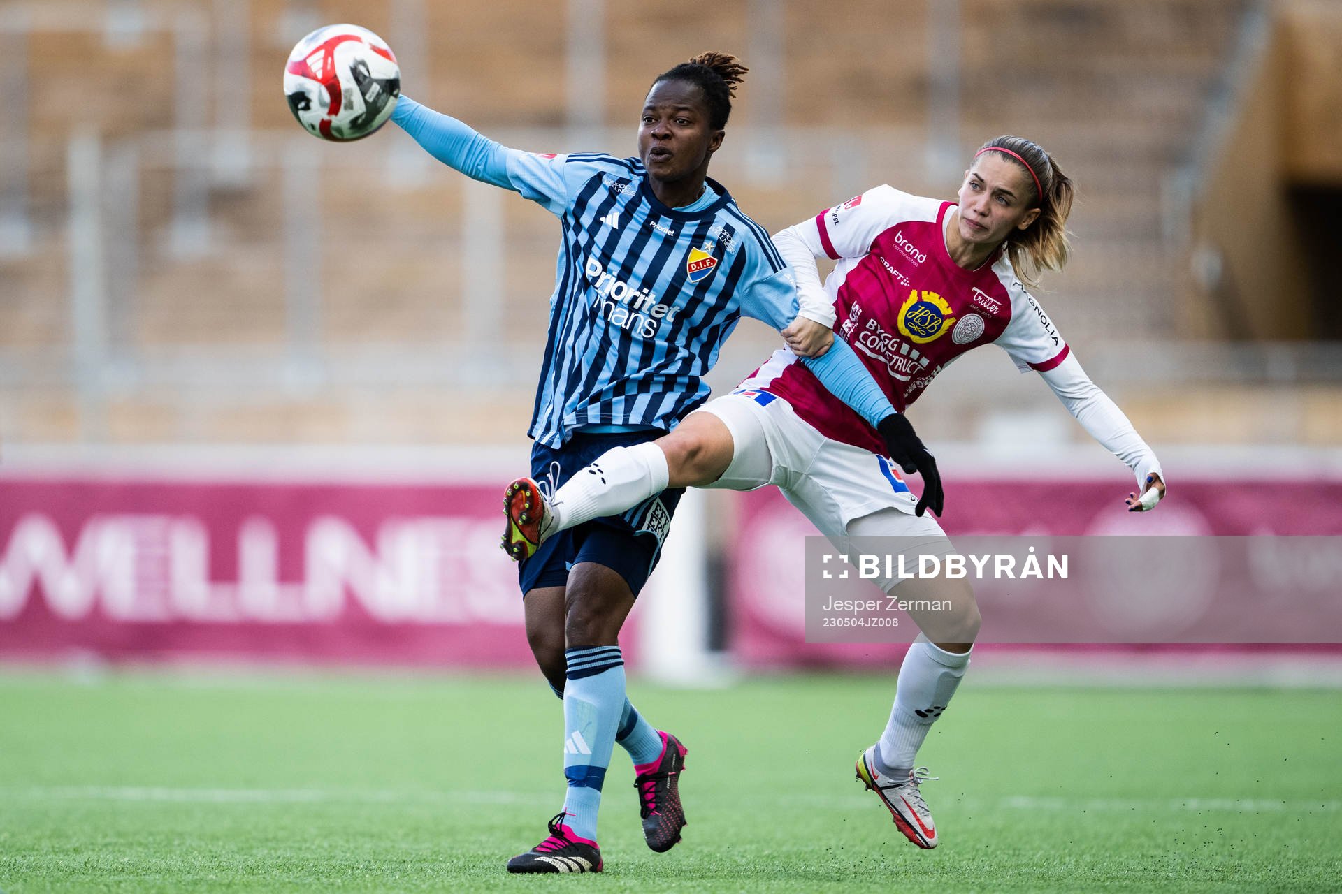 Djurgårdens Portia Boakye och IK Uppsalas Johanna Renmark