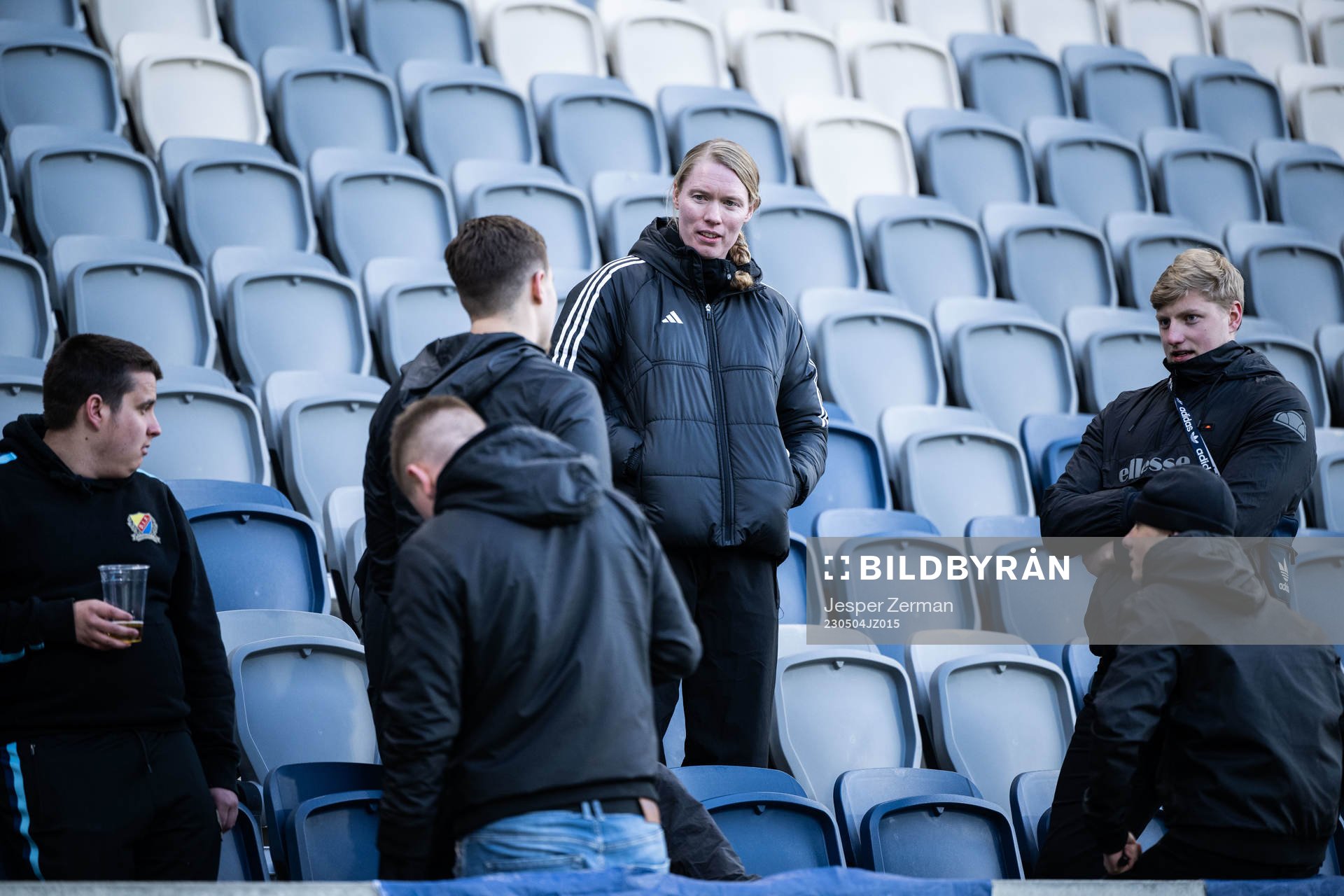 Djurgårdens Hedvig Lindahl på läktaren med supportrar