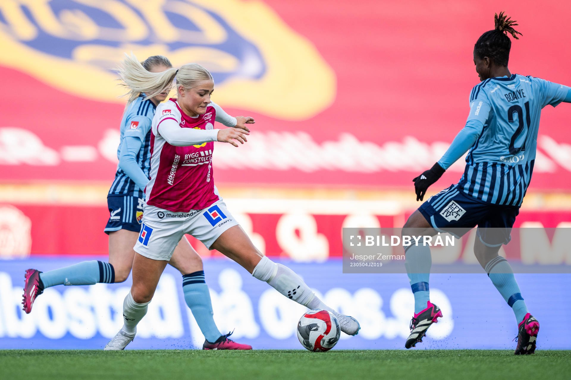 IK Uppsalas Klara Folkesson och Djurgårdens Portia Boakye