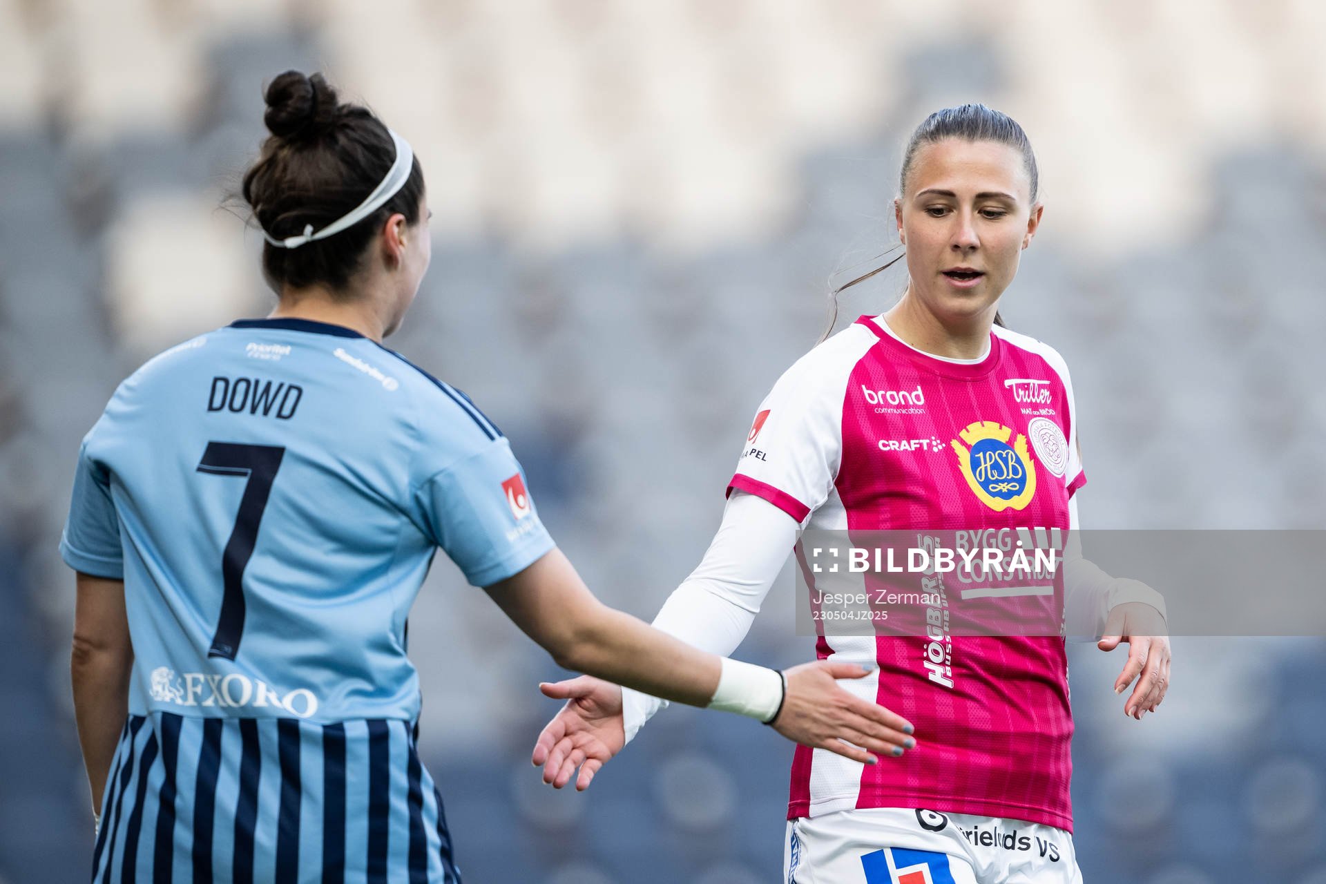 Djurgårdens Hayley Dowd och IK Uppsalas Emilia Hjertberg
