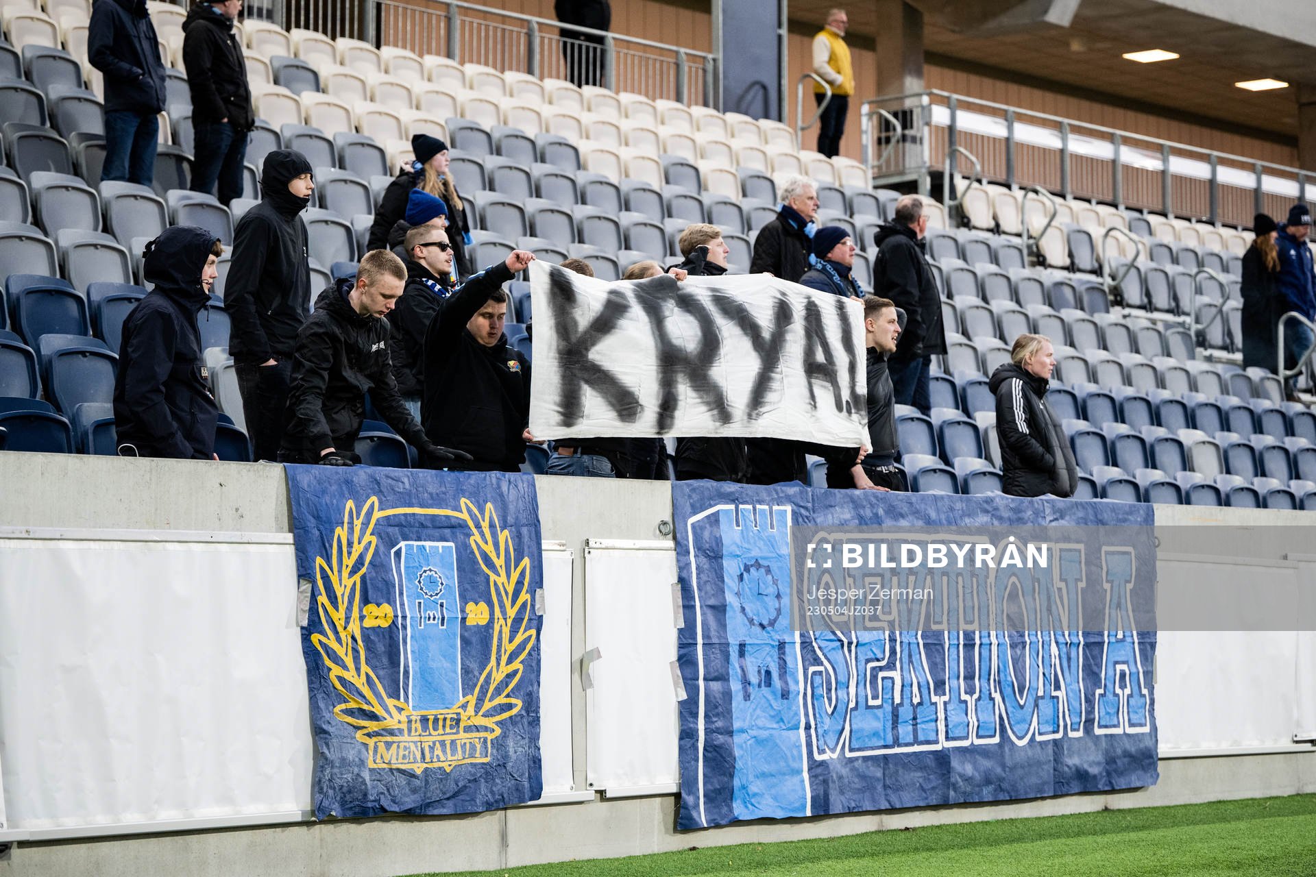 Djurgårdens supportrar med en banderoll
