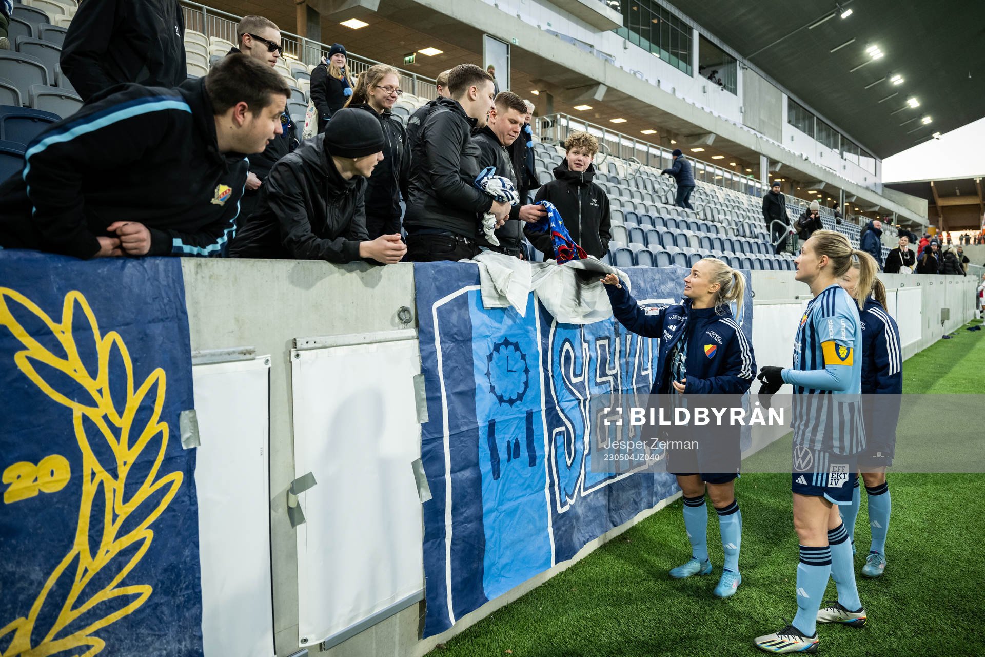 Djurgårdens Alice Bergström lämnar över matchtröjor