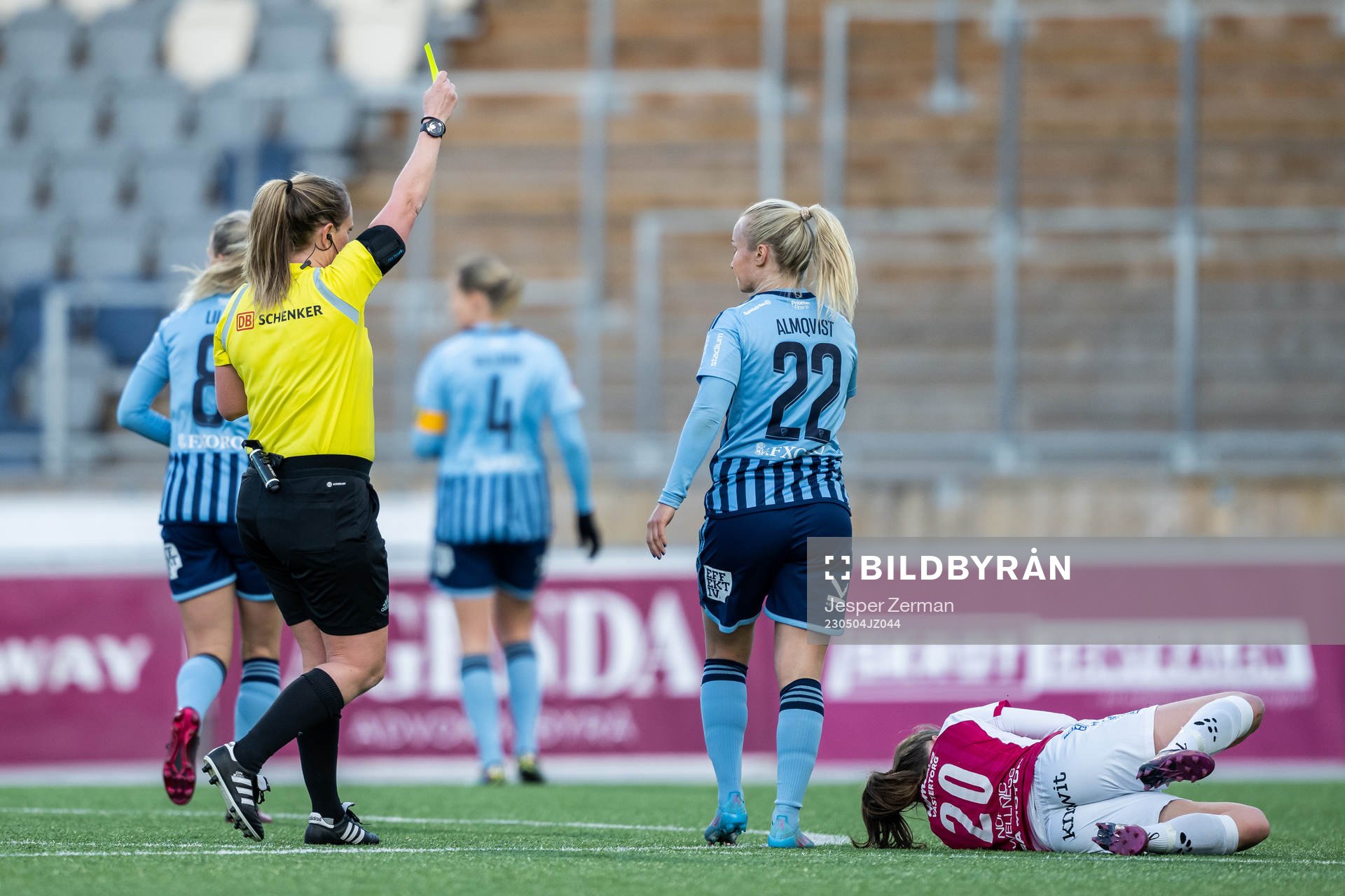 Djurgårdens Tove Almqvist får ett gult kort av Domare