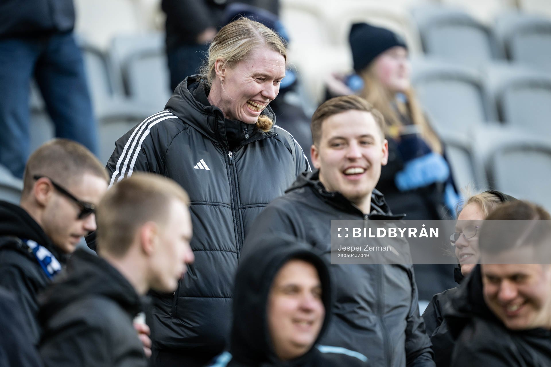 Djurgårdens målvakt Hedvig Lindahl på läktaren