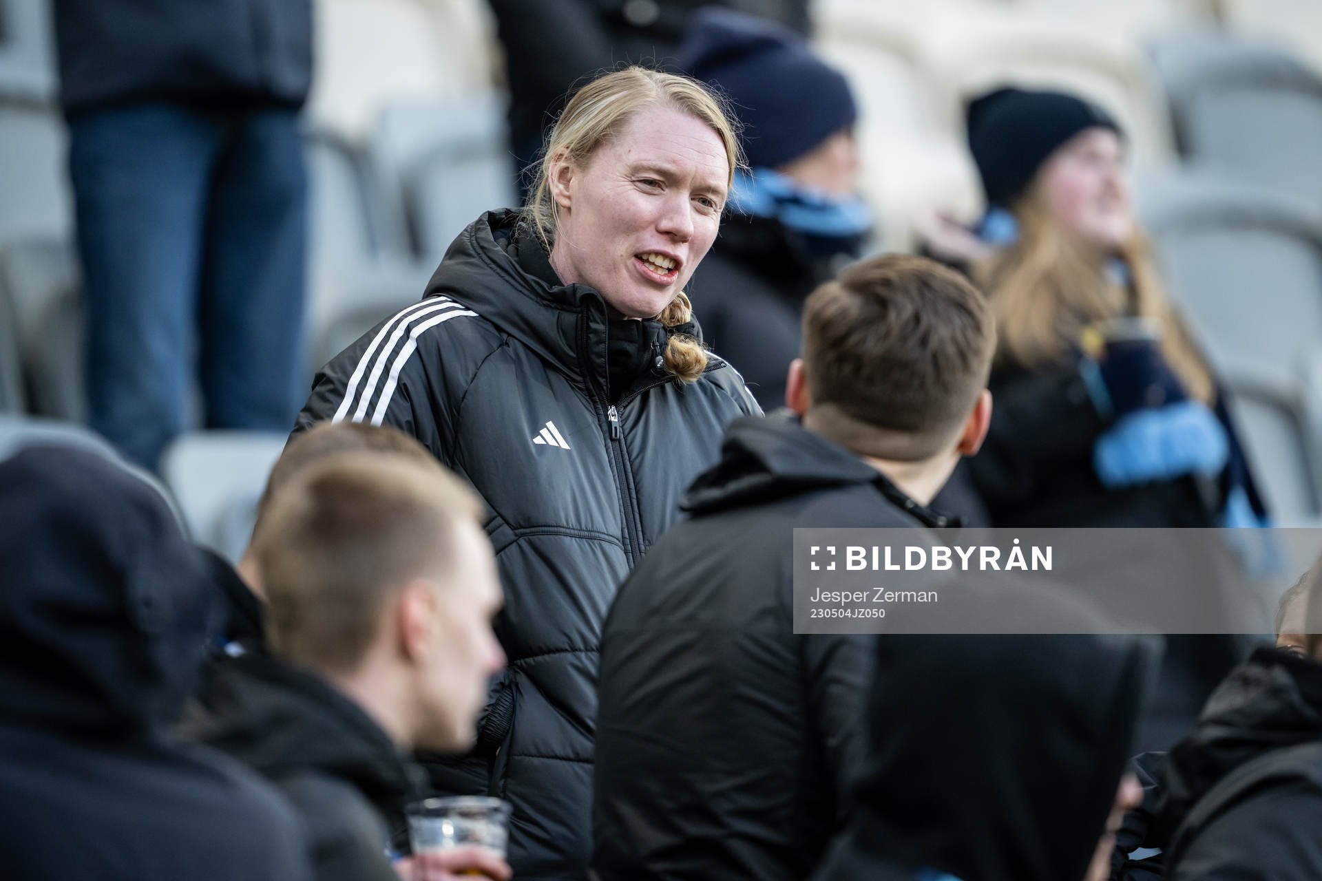 Djurgårdens målvakt Hedvig Lindahl på läktaren
