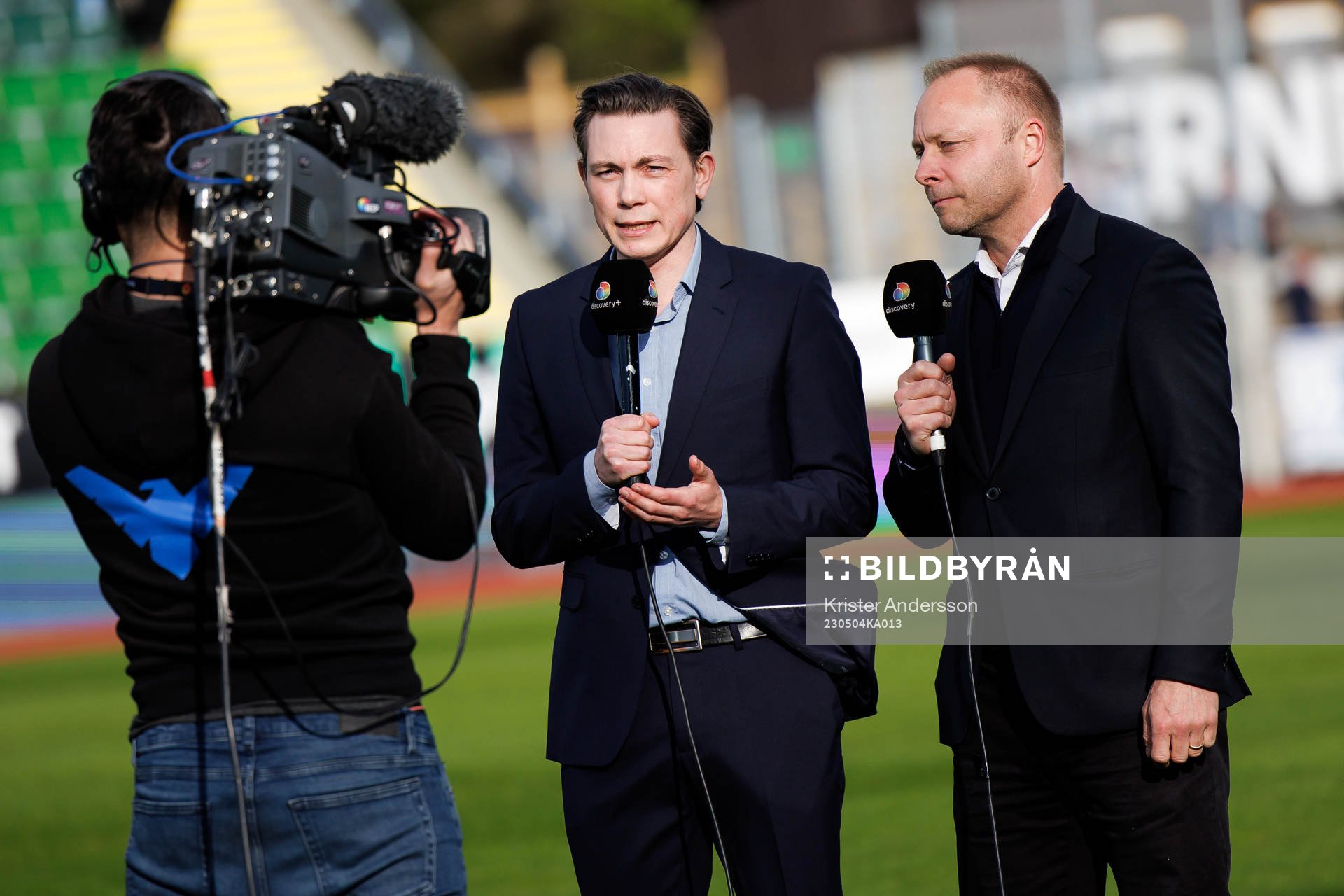 Niklas Jarelind och Anders Andersson kommentatorer på Discovery+ inför fotbollsmatchen i Allsvenskan mellan Varberg och Malmö FF den 4 maj 2023 i Varberg.