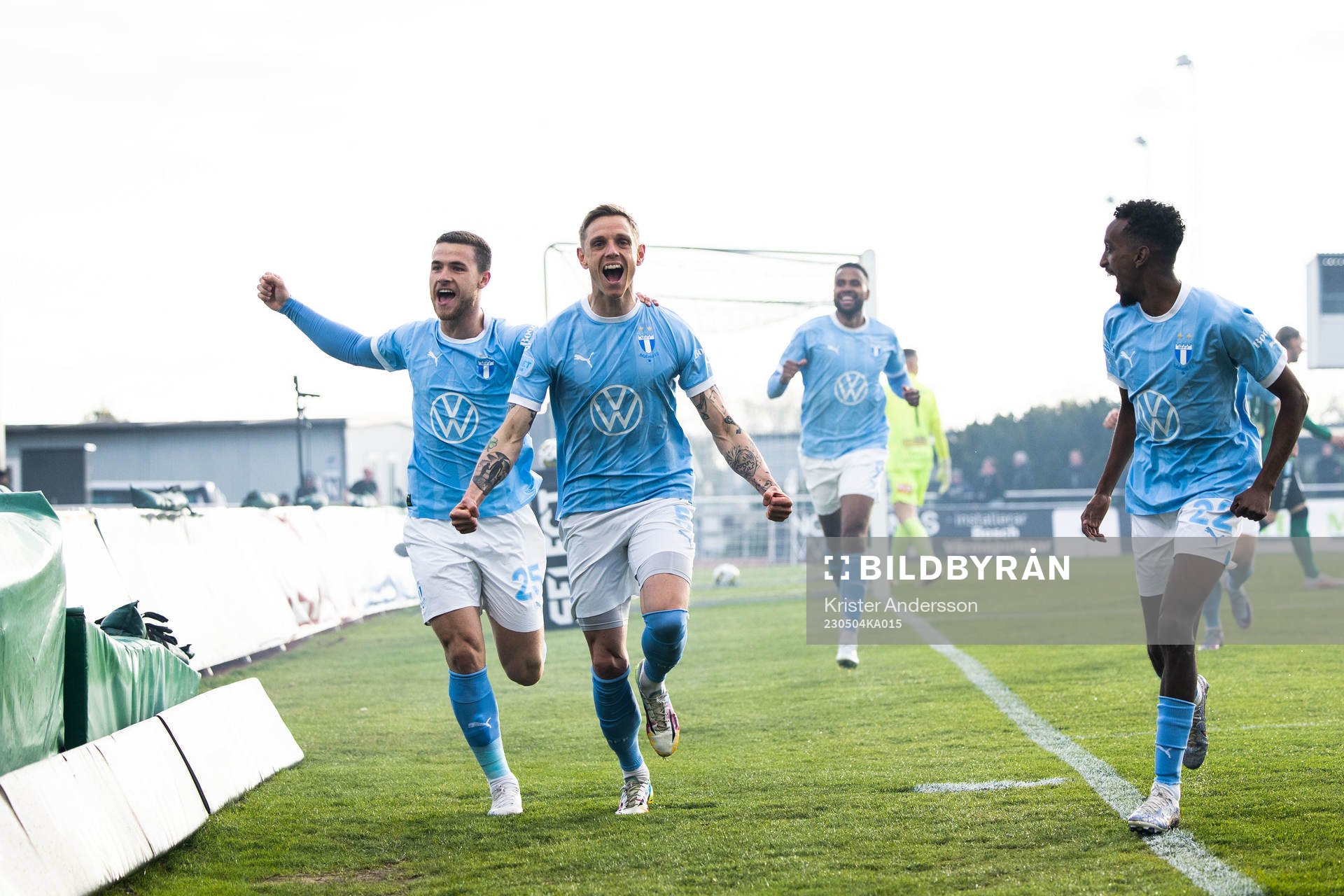 Malmö FFs Søren Rieks jublar med Gabriel Busanello och Taha Ali efter 2-0 under fotbollsmatchen i Allsvenskan mellan Varberg och Malmö FF den 4 maj 2023 i Varberg.