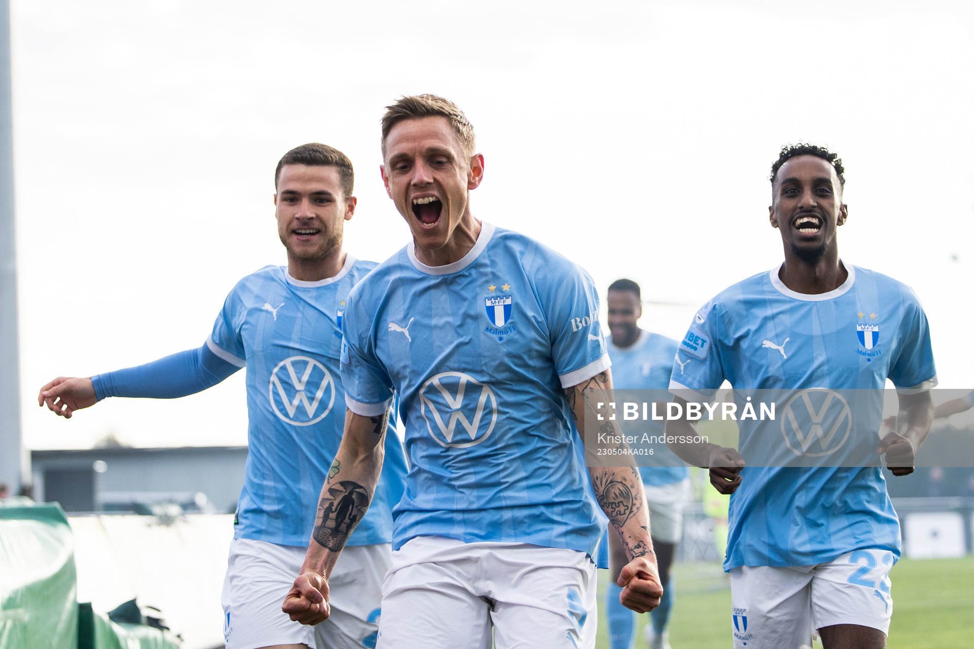 Malmö FFs Søren Rieks jublar med Gabriel Busanello och