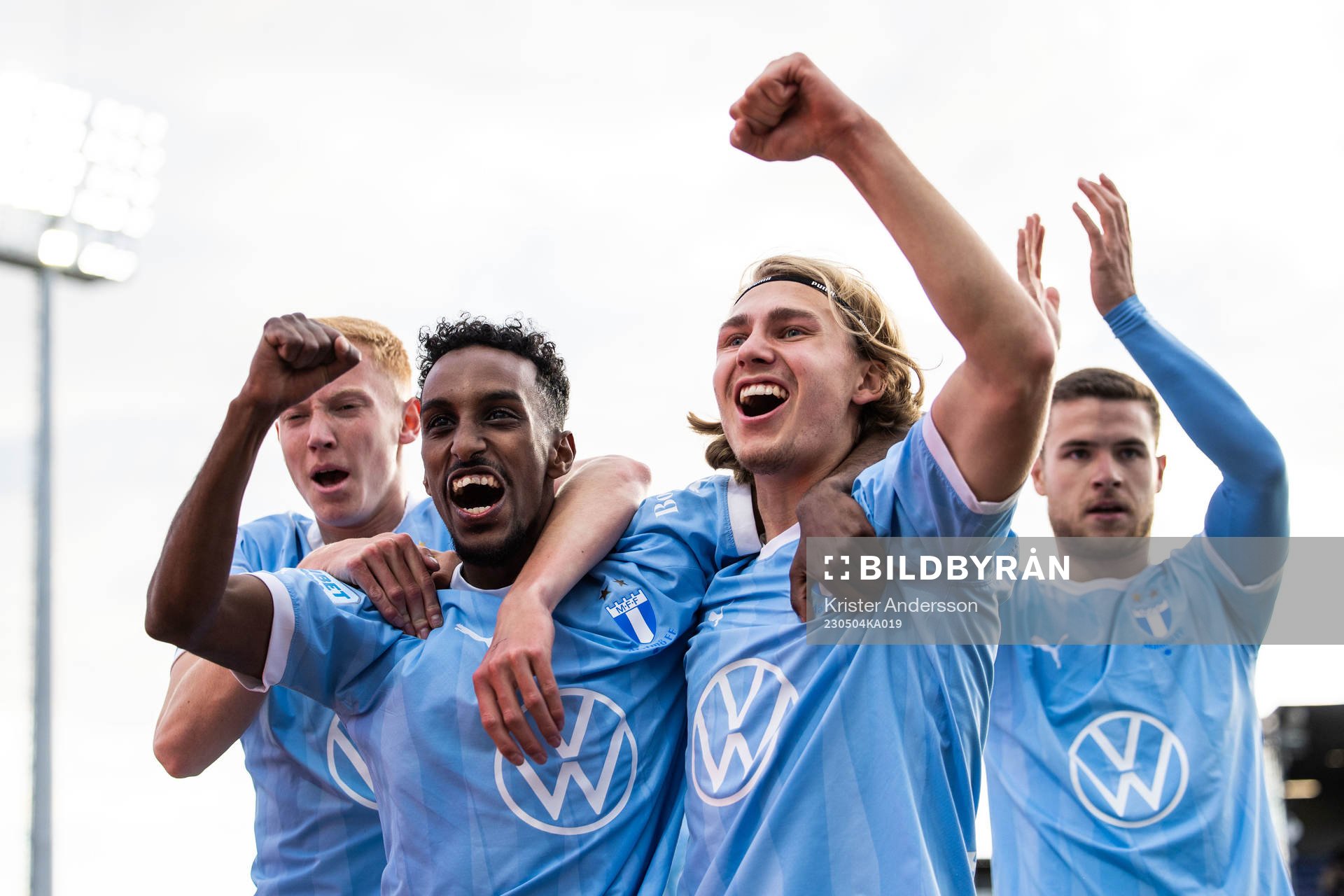 Malmö FFs Sebastian Nanasi jublar med Hugo Larsson ochTaha