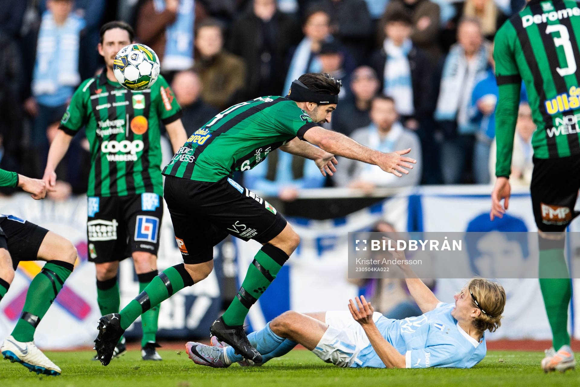 Varbergs Oliver Stanisic och Malmö FFs Sebastian Nanasi under fotbollsmatchen i Allsvenskan mellan Varberg och Malmö FF den 4 maj 2023 i Varberg. 