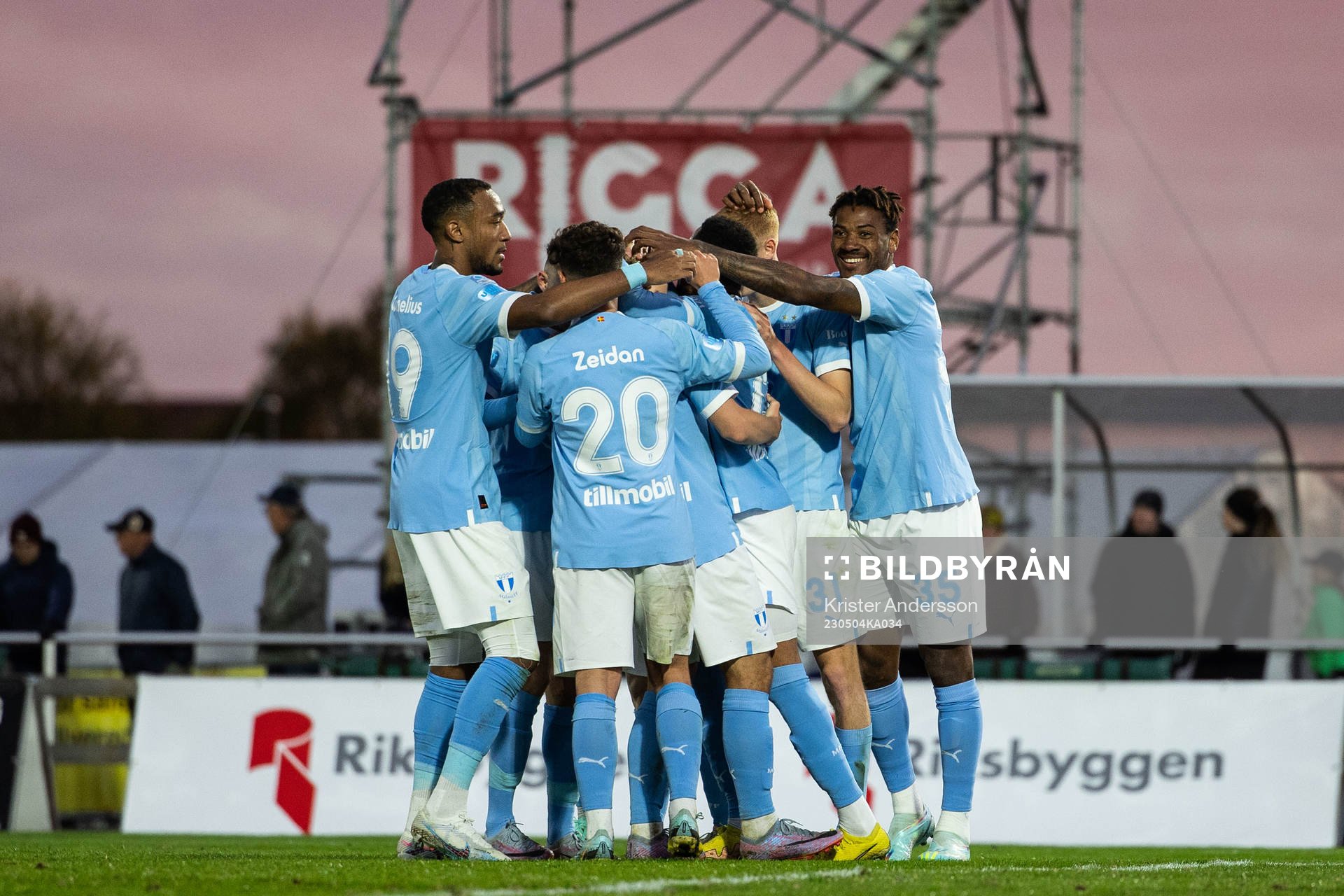Malmö FFs Sebastian Nanasi jublar med lagkamrater