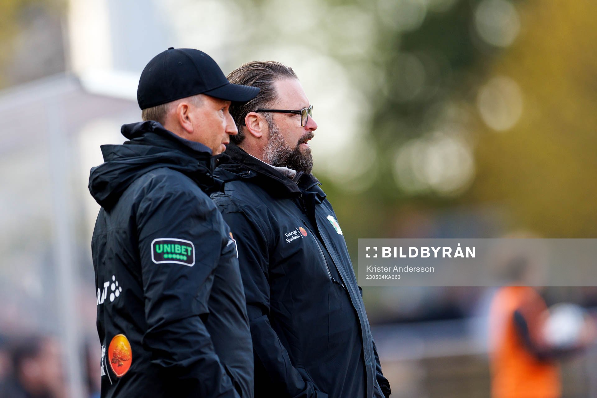 Varbergs assisterande tränare Fredrik Danielsson och huvudtränare Joakim Persson under fotbollsmatchen i Allsvenskan mellan Varberg och Malmö FF den 4 maj 2023 i Varberg.