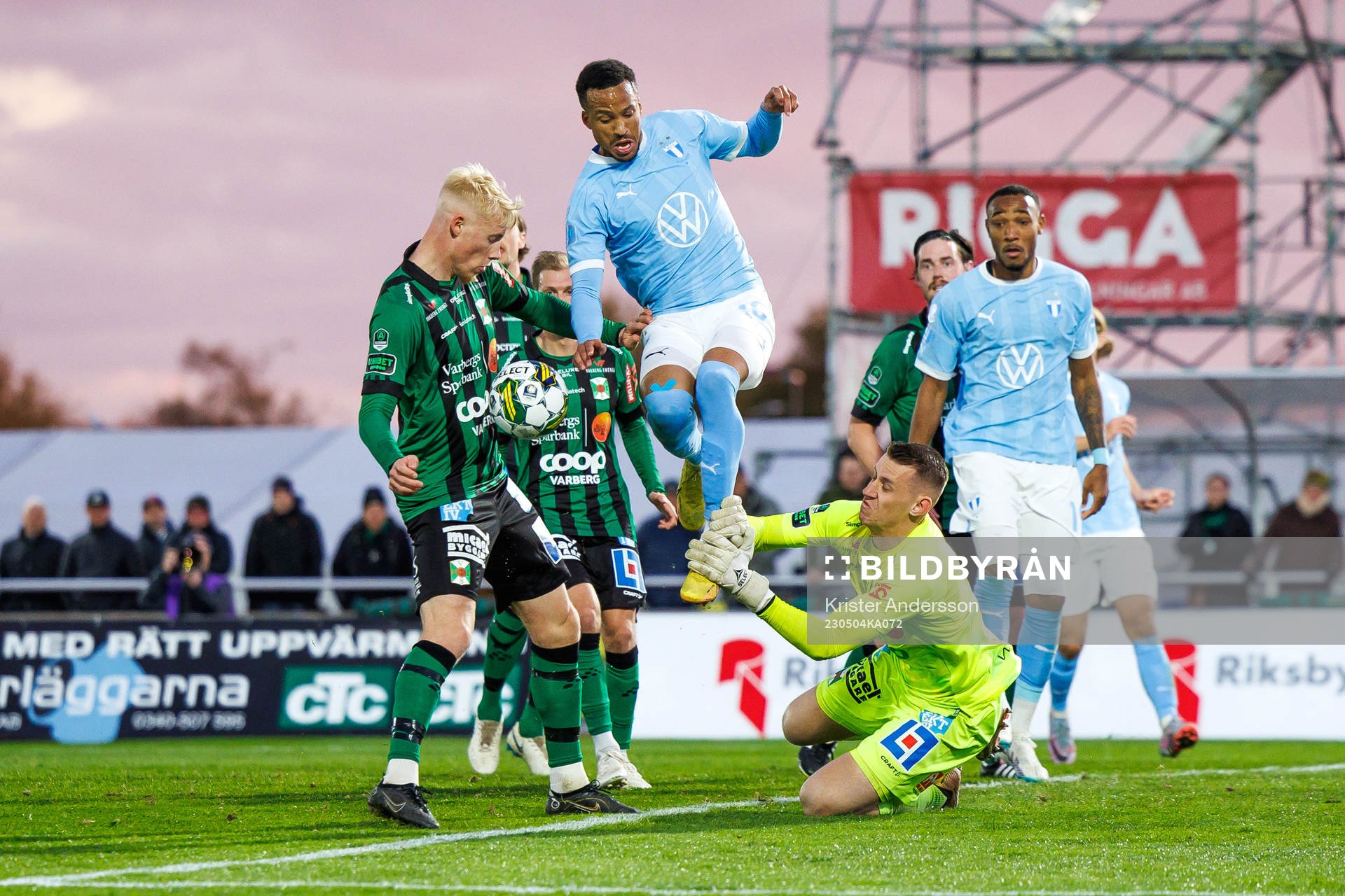 Varbergs målvakt David Olsson river ner Malmö FFs Martin