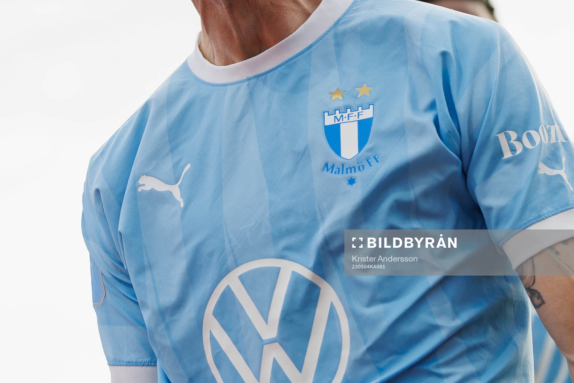 Malmö FFs logo på en tröja under fotbollsmatchen i Allsvenskan mellan Varberg och Malmö FF den 4 maj 2023 i Varberg. 