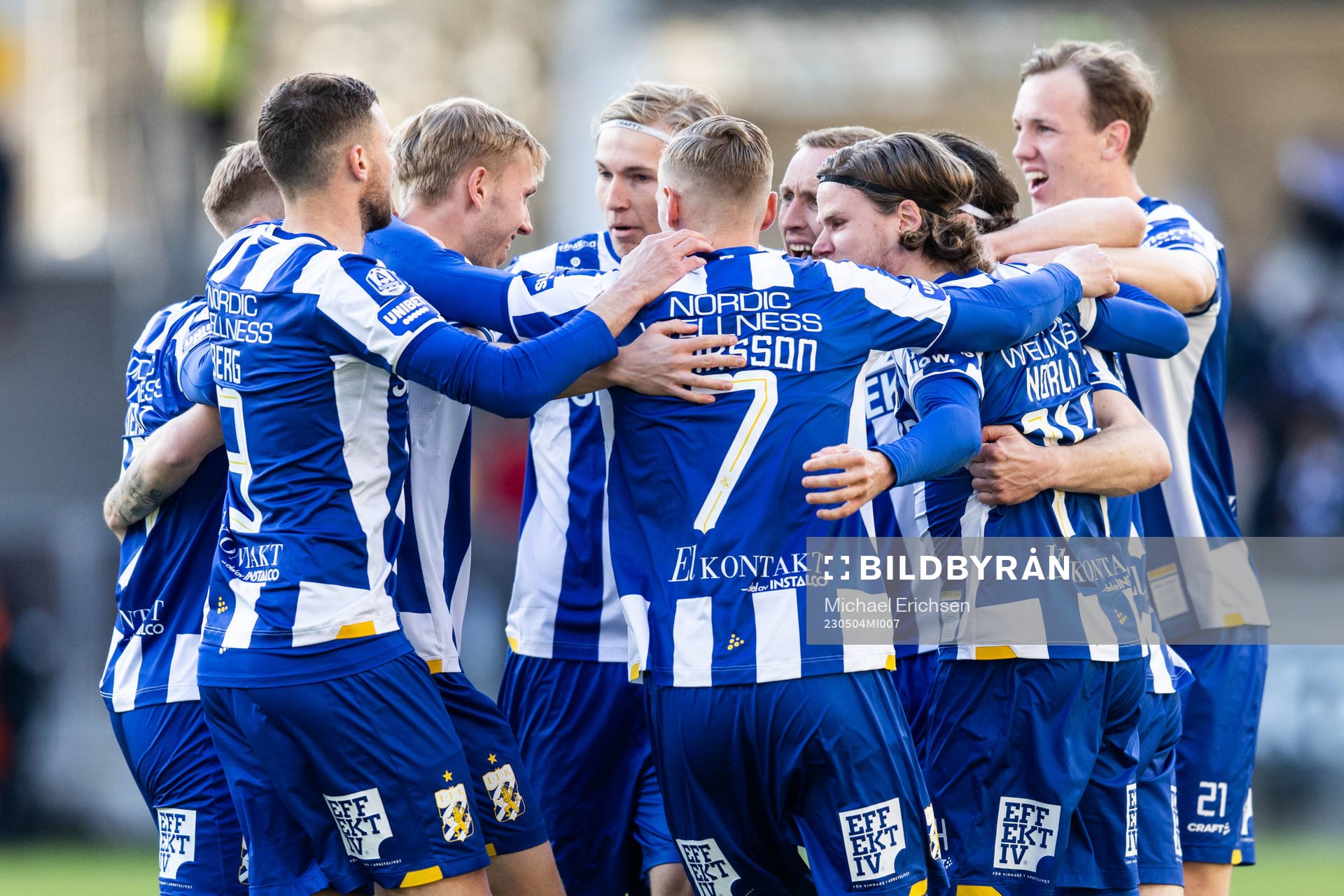 IFK Göteborgs Gustav Svensson jublar med lagkamrater