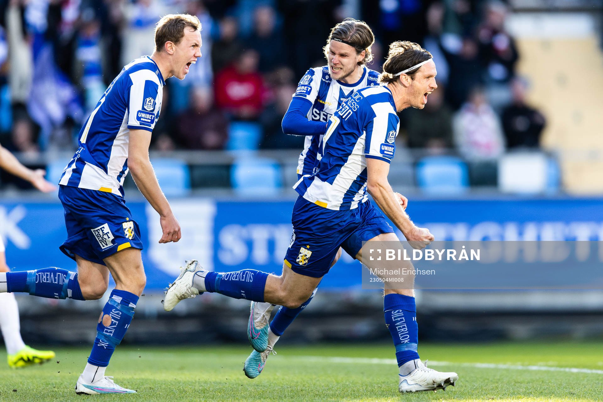 IFK Göteborgs Gustav Svensson jublar med Adam Carlén och