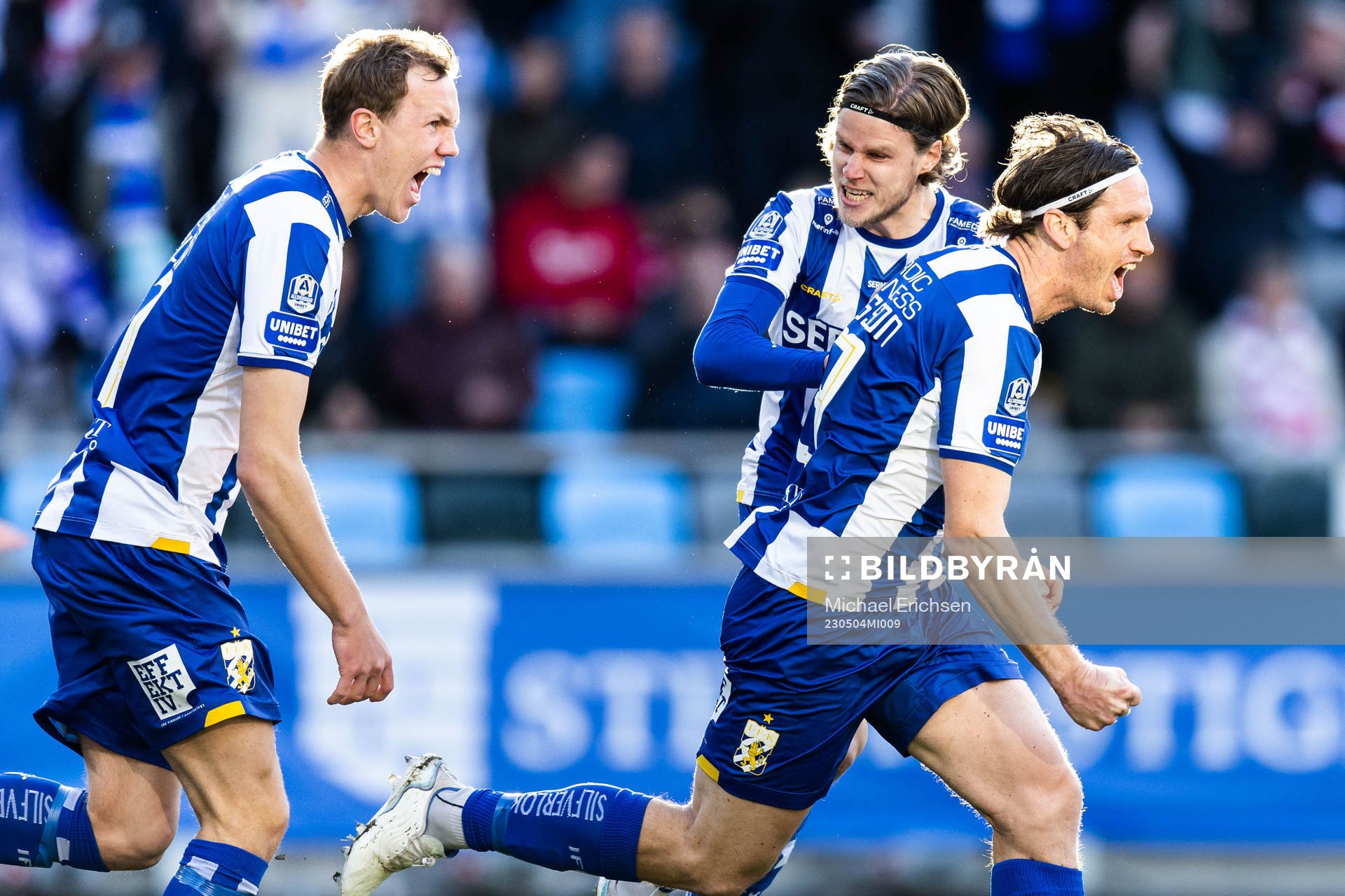 IFK Göteborgs Gustav Svensson jublar med Adam Carlén och Gustaf Norlin efter 1-0 under fotbollsmatchen i Allsvenskan mellan IFK Göteborg och Degerfors den 4 maj 2023 i Göteborg.