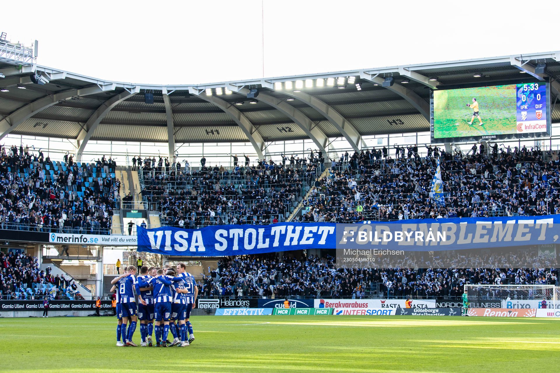 IFK Göteborgs Gustav Svensson jublar med lagkamrater