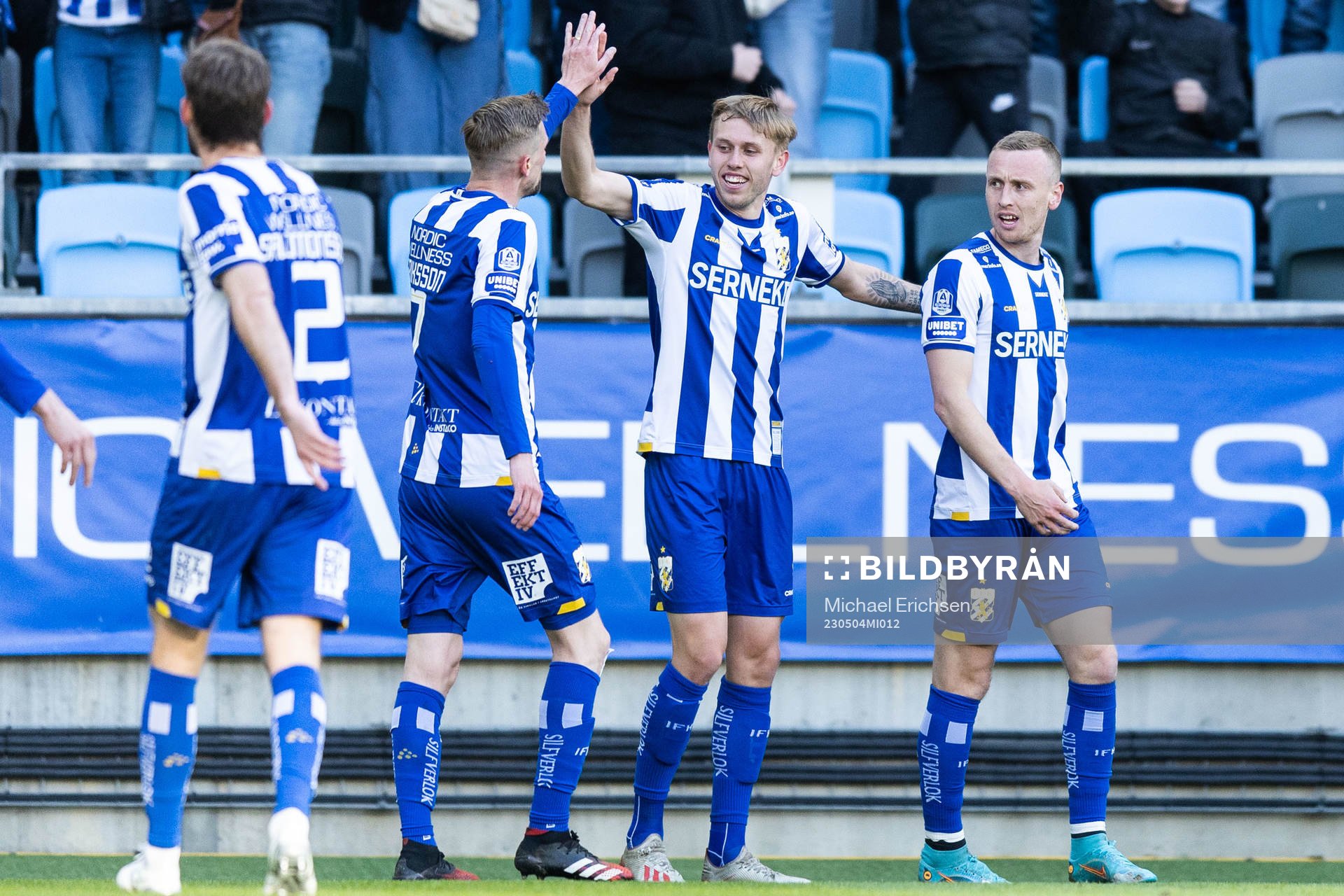 IFK Göteborgs Sebastian Ohlsson jublar med Elias Hagen