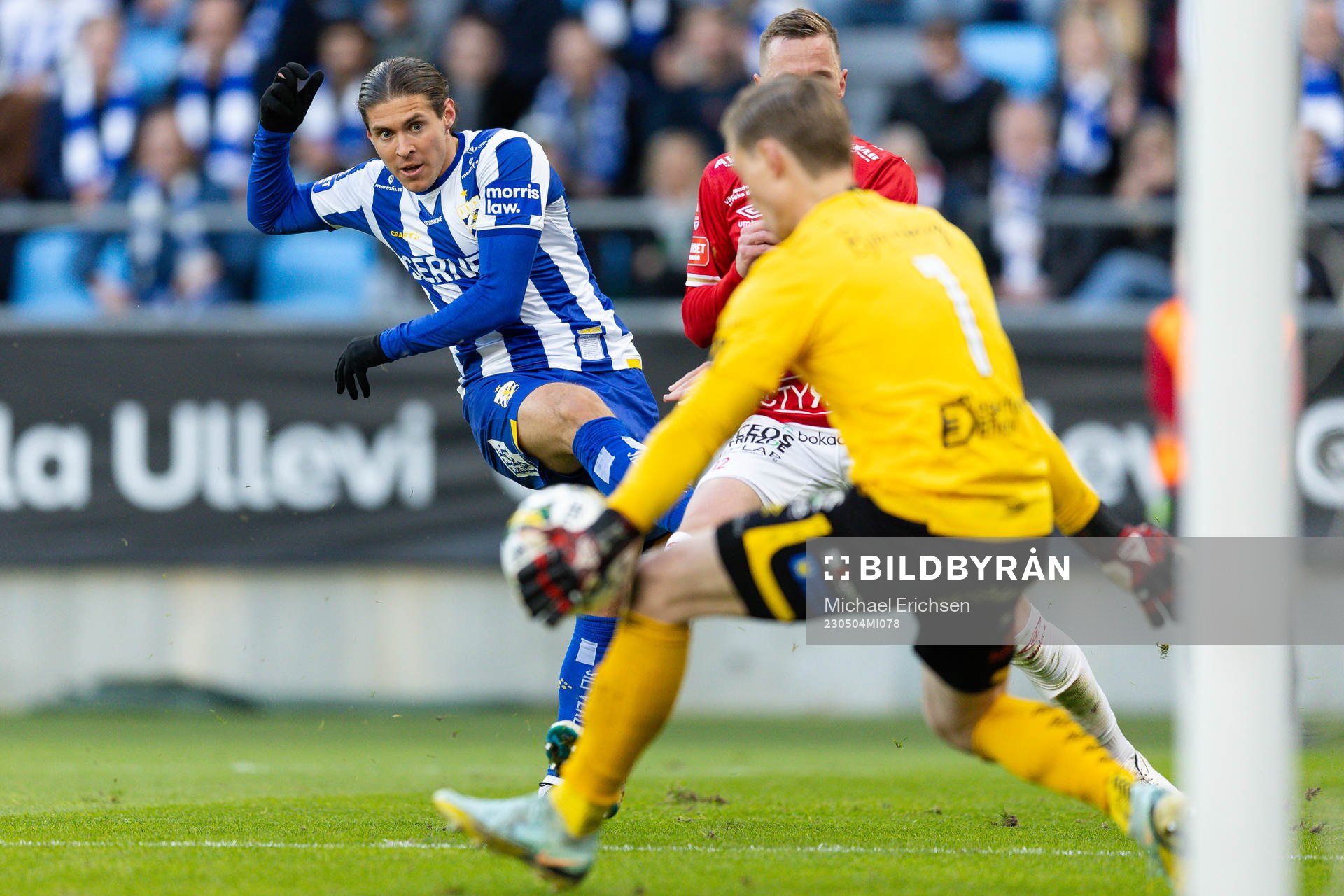 IFK Göteborgs Eman Markovic med ett skott som Degerfors målvakt Sondre Lovseth Rossbach räddar under fotbollsmatchen i Allsvenskan mellan IFK Göteborg och Degerfors den 4 maj 2023 i Göteborg.