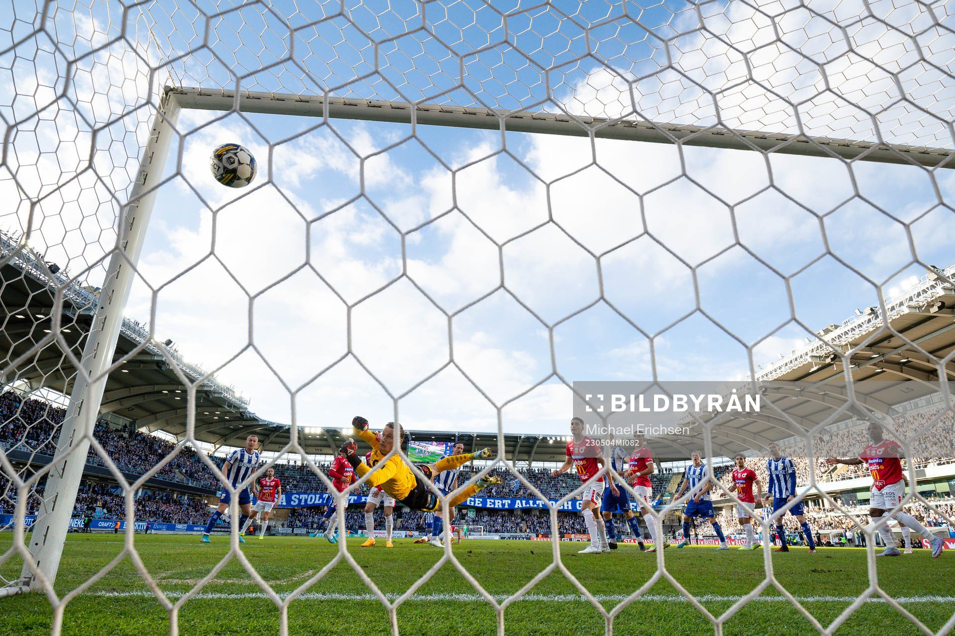 IFK Göteborgs Gustav Svensson nickar in 1-0 bakom