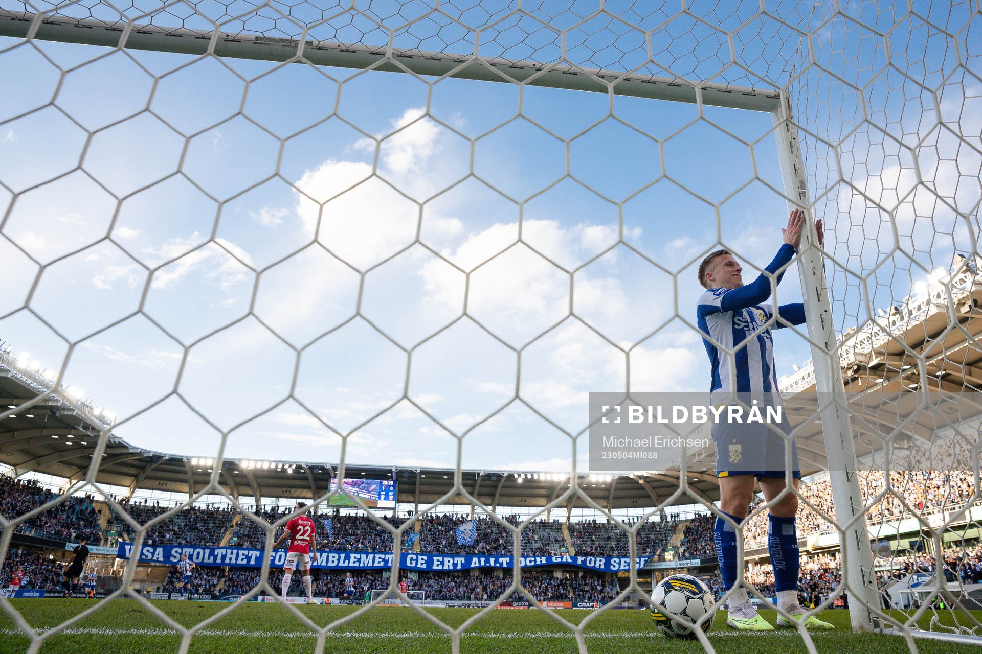IFK Göteborgs Oscar Wendt jublar och klappar om målstolpen