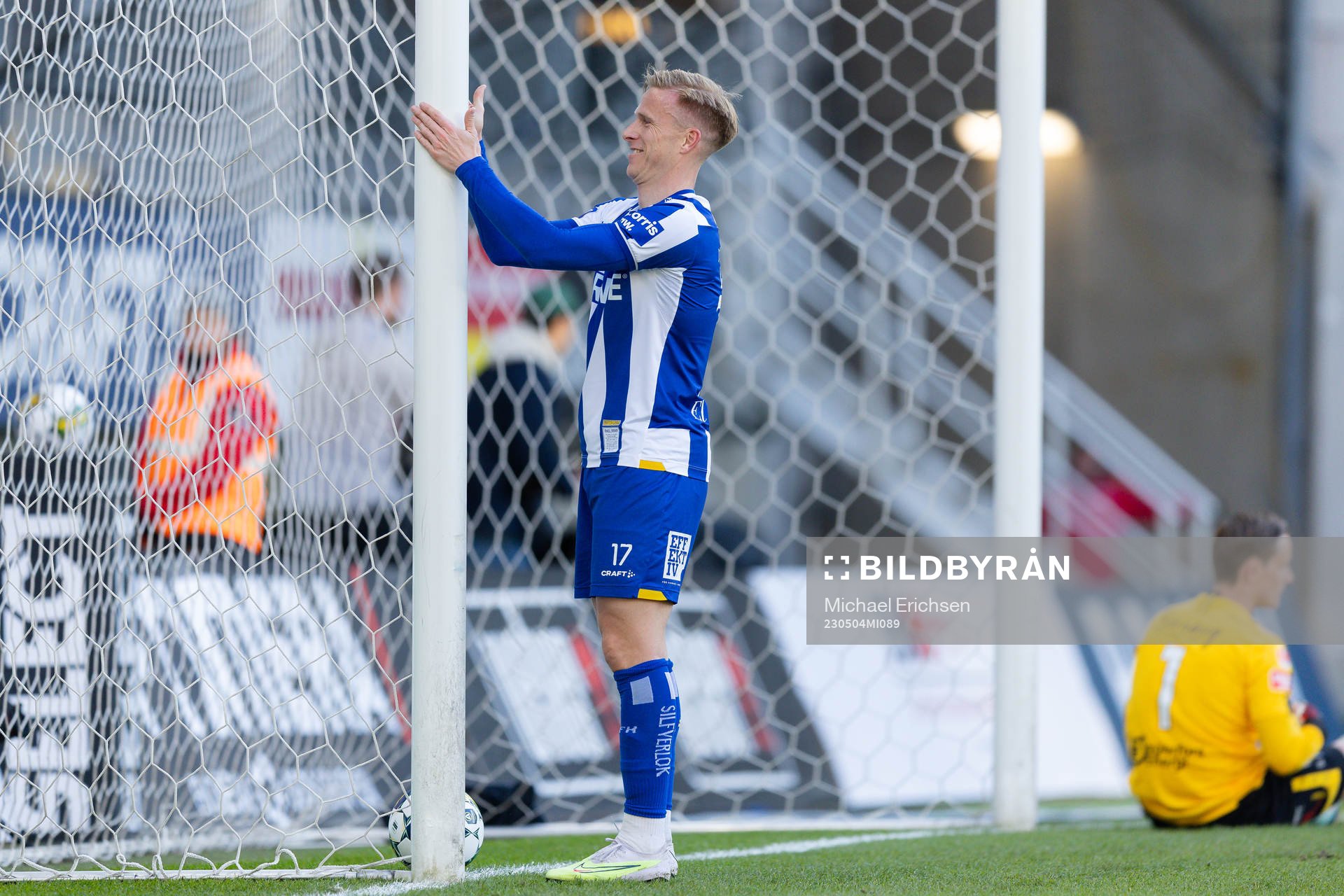 IFK Göteborgs Oscar Wendt jublar och klappar om målstolpen efter att Sebastian Ohlsson gjort 2-0 under fotbollsmatchen i Allsvenskan mellan IFK Göteborg och Degerfors den 4 maj 2023 i Göteborg.