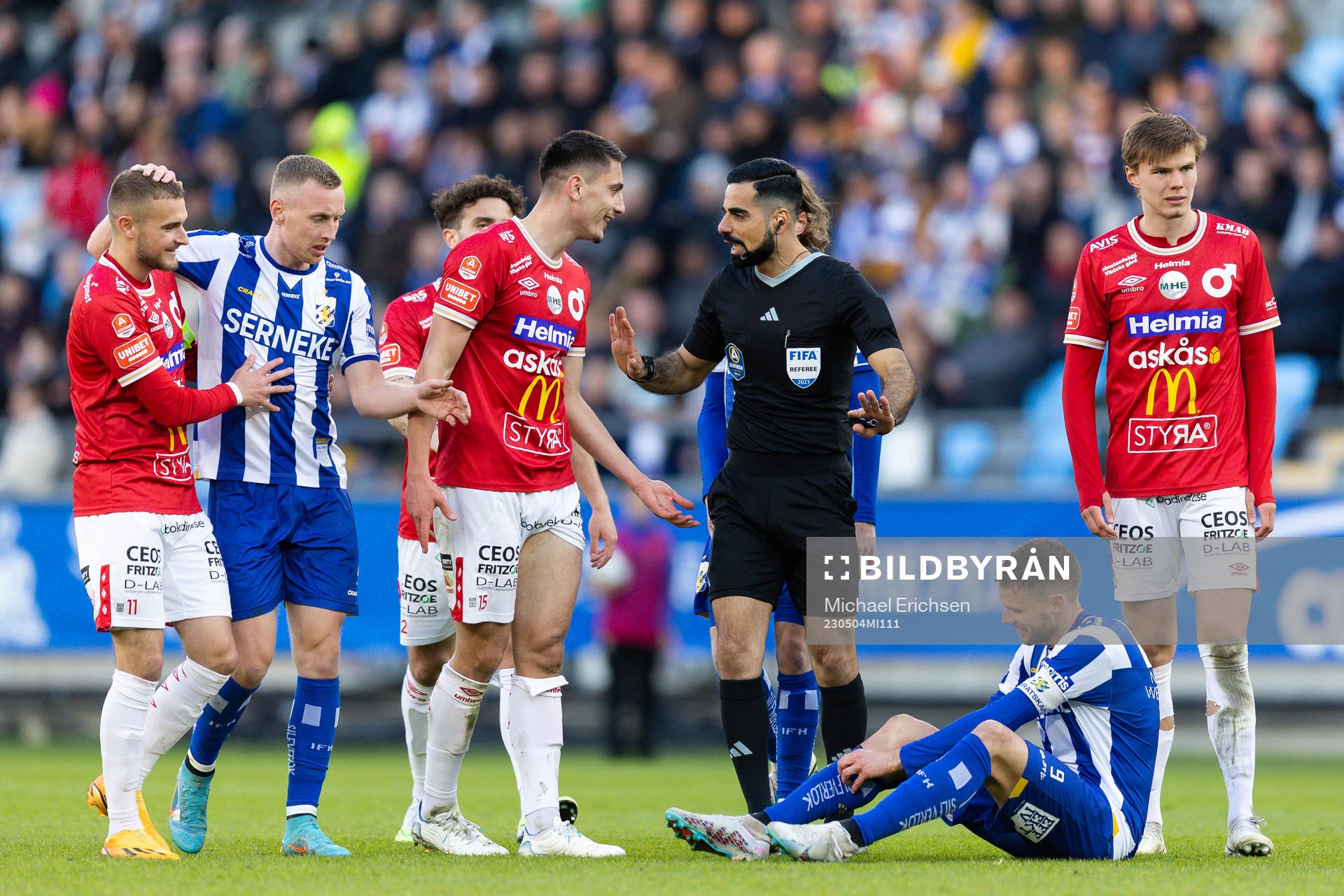 Domare Mohammed Al-Hakim pratar med Degerfors Seid Korac