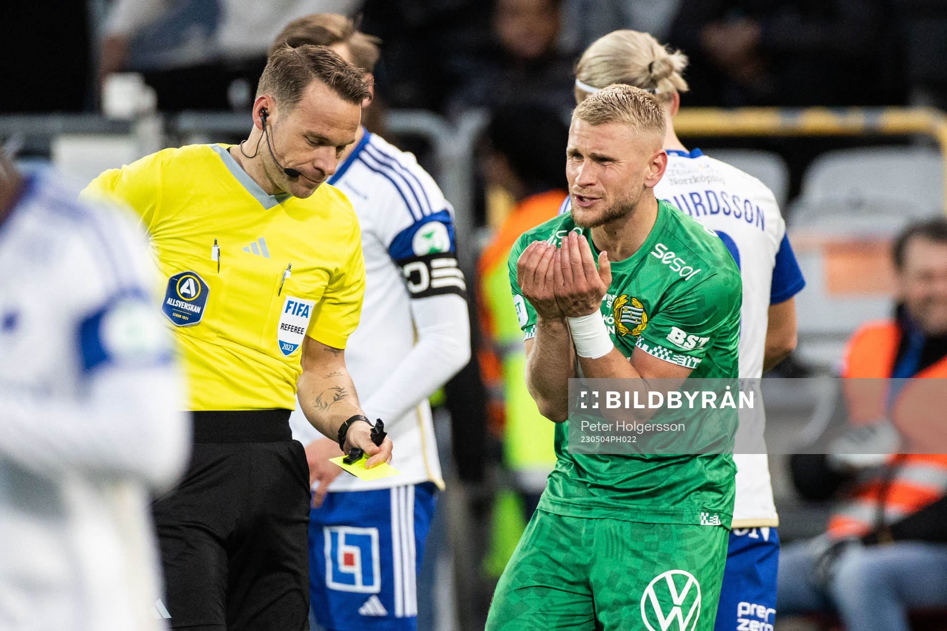 Hammarbys Simon Strand reagerar