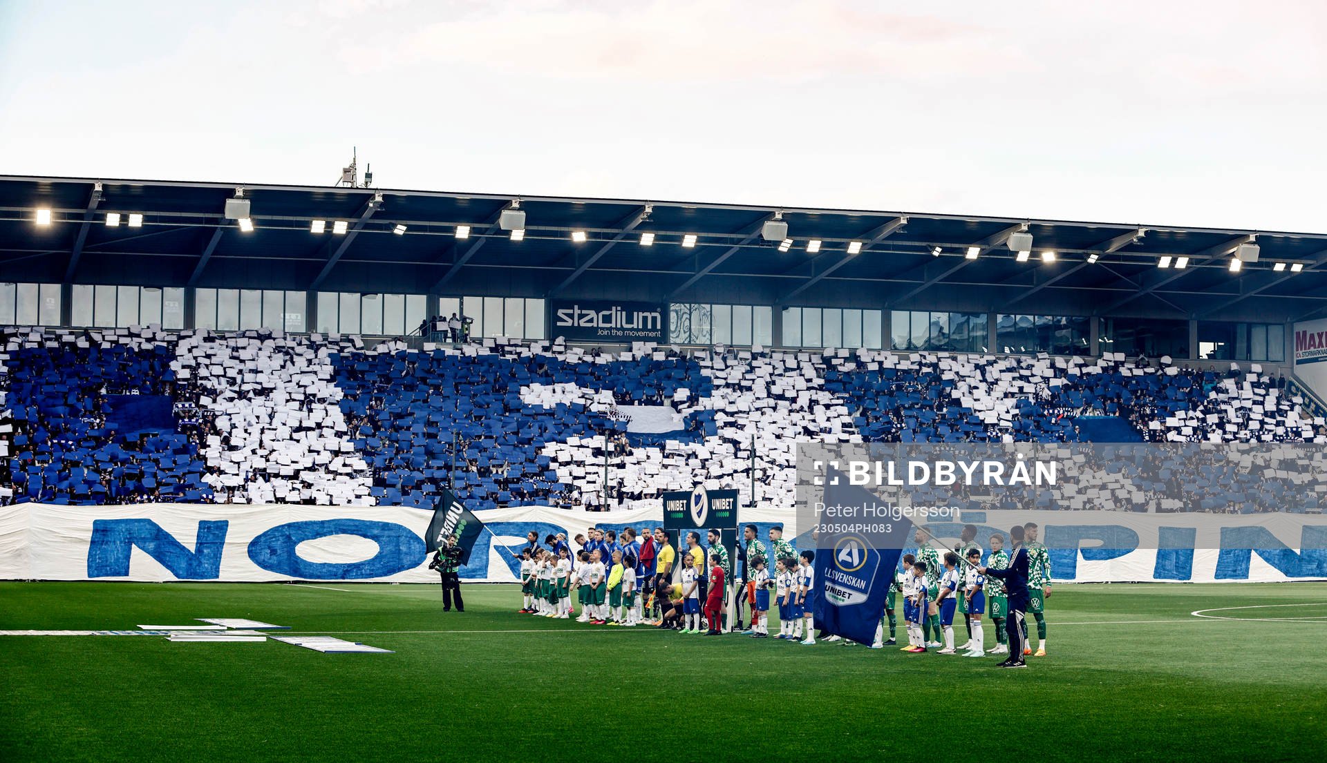 Lagen uppställda hitom Norrköping tifo på Curva Nordahl