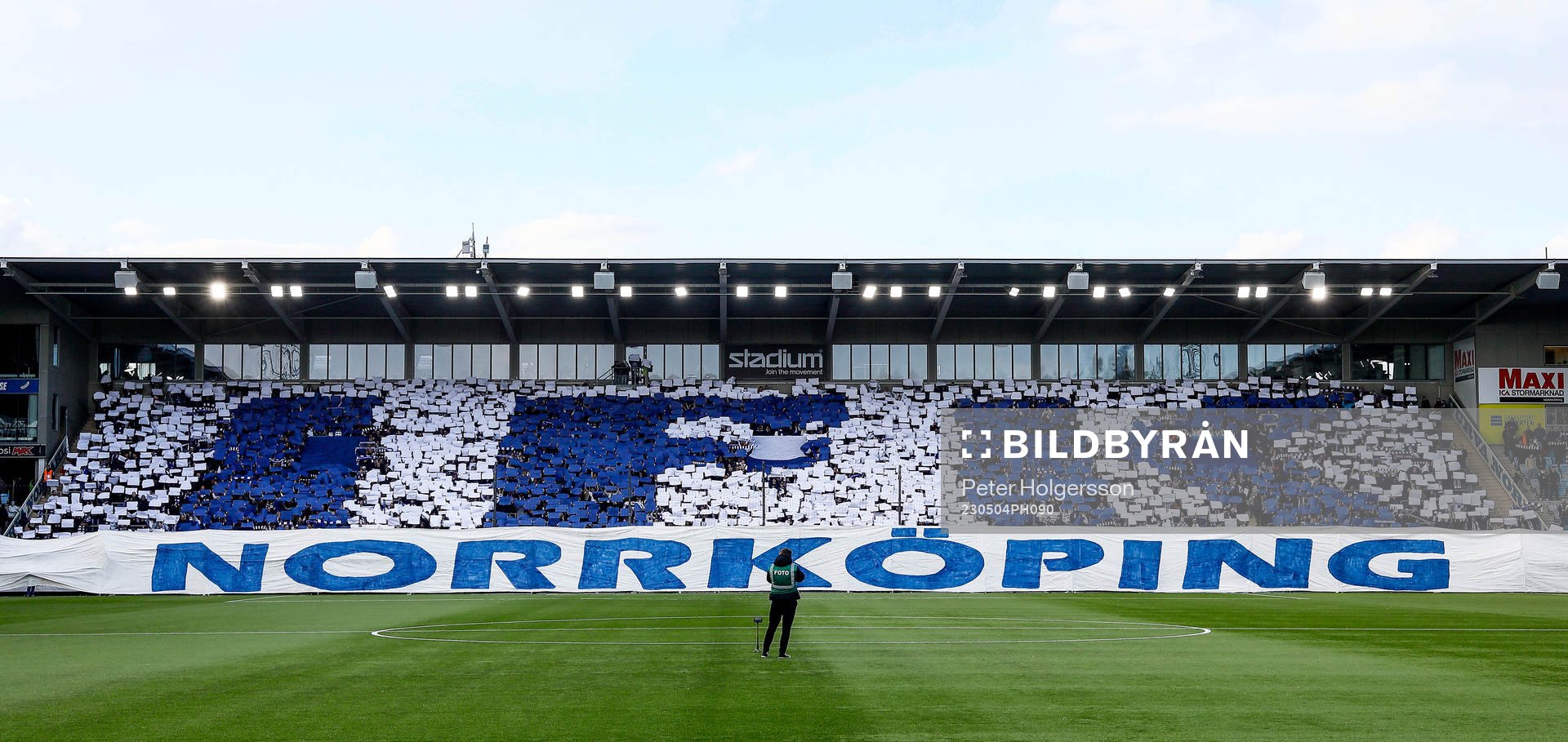 IFK Norrköpings supporters med tifo på Curva Nordahl