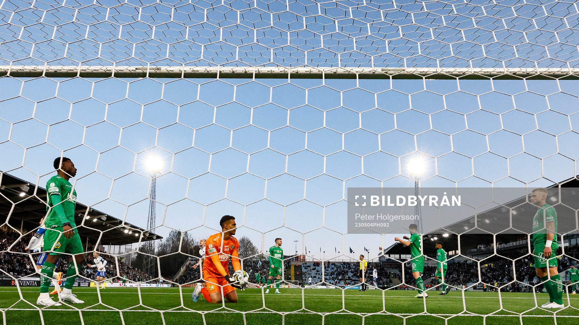 Hammarbys målvakt Oliver Dovin deppar