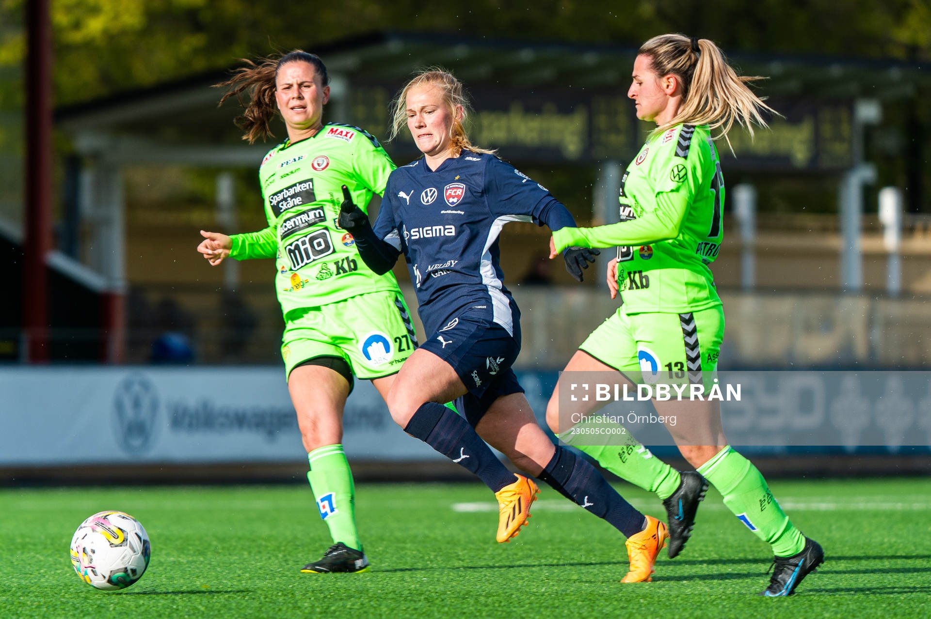 Kristianstads Josefin Harrysson och Emma Petrovic i kamp med FC Rosengårds Sofie Bruun Bredgaard under fotbollsmatchen i Damallsvenskan mellan FC Rosengård och Kristianstad den 5 maj 2023 i Malmö.