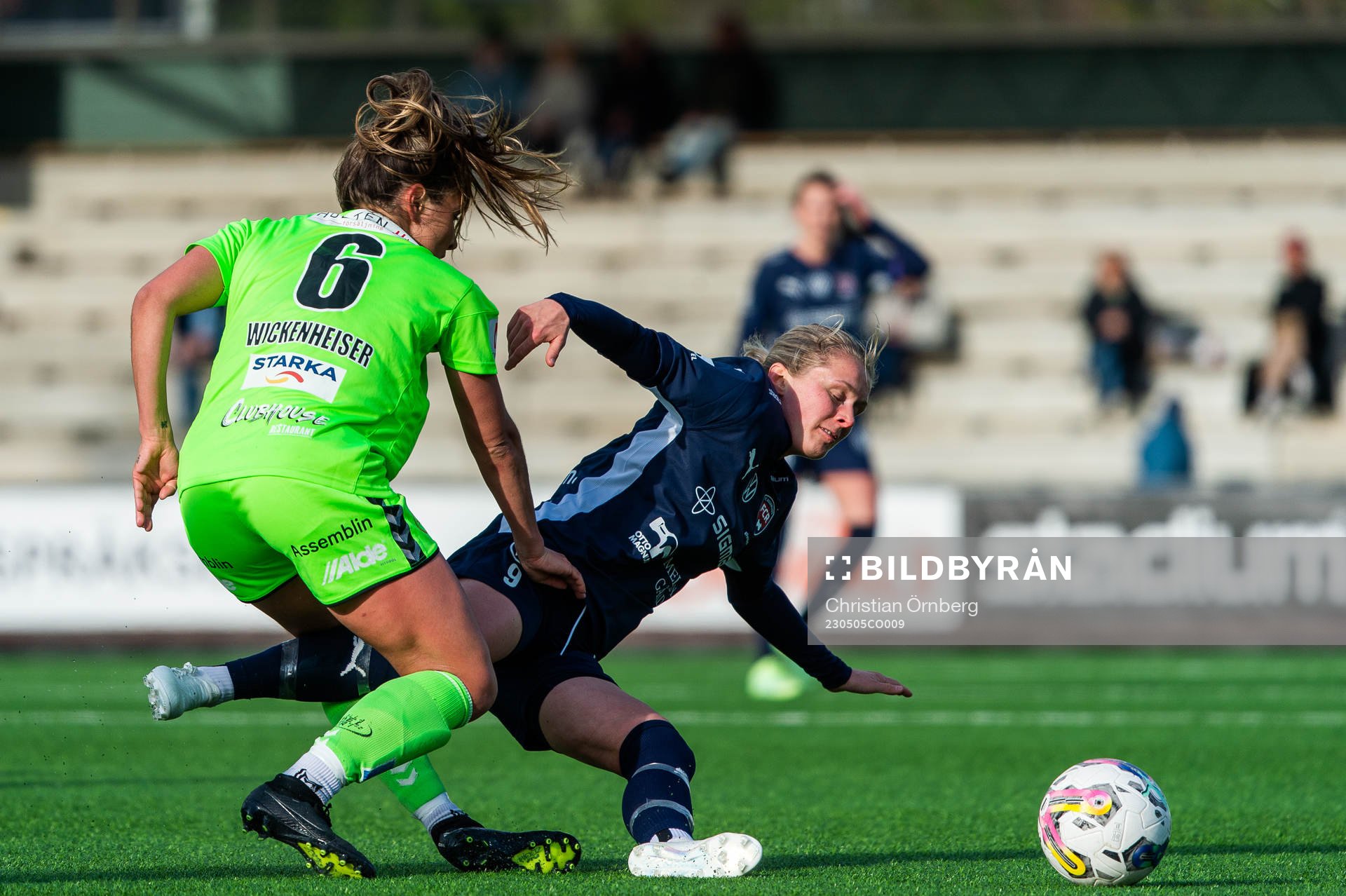 Kristianstads Carly Wickenheiser och FC Rosengårds Emilia