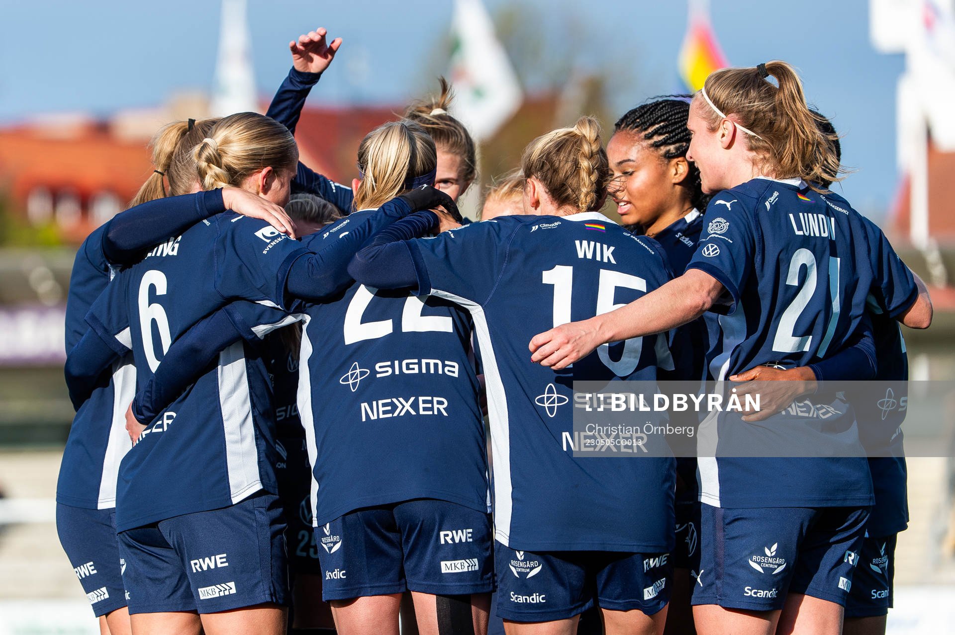 FC Rosengårds Olivia Schough jublar med lagkamrater