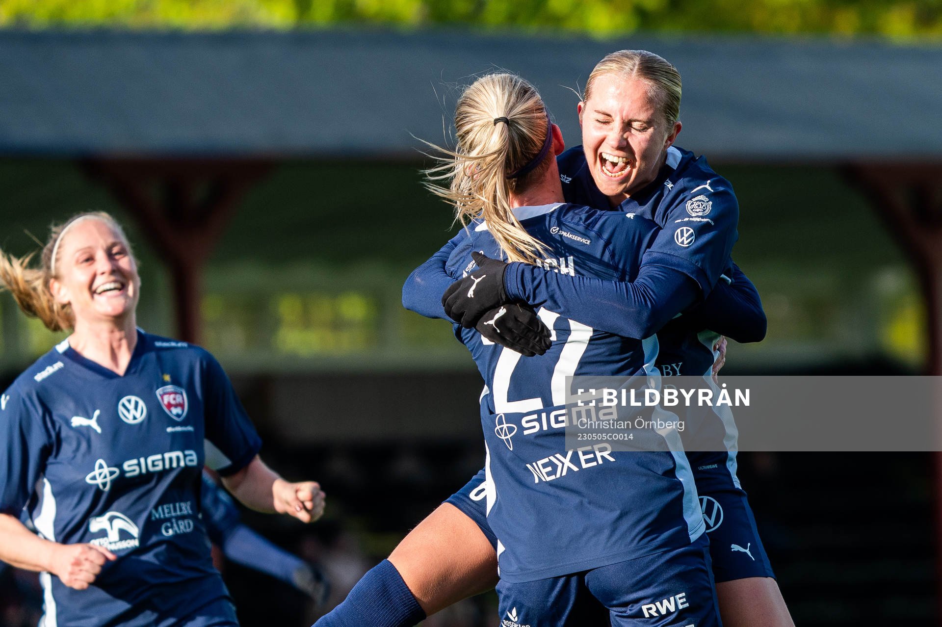 FC Rosengårds Olivia Schough jublar med Ria Noora Minerva
