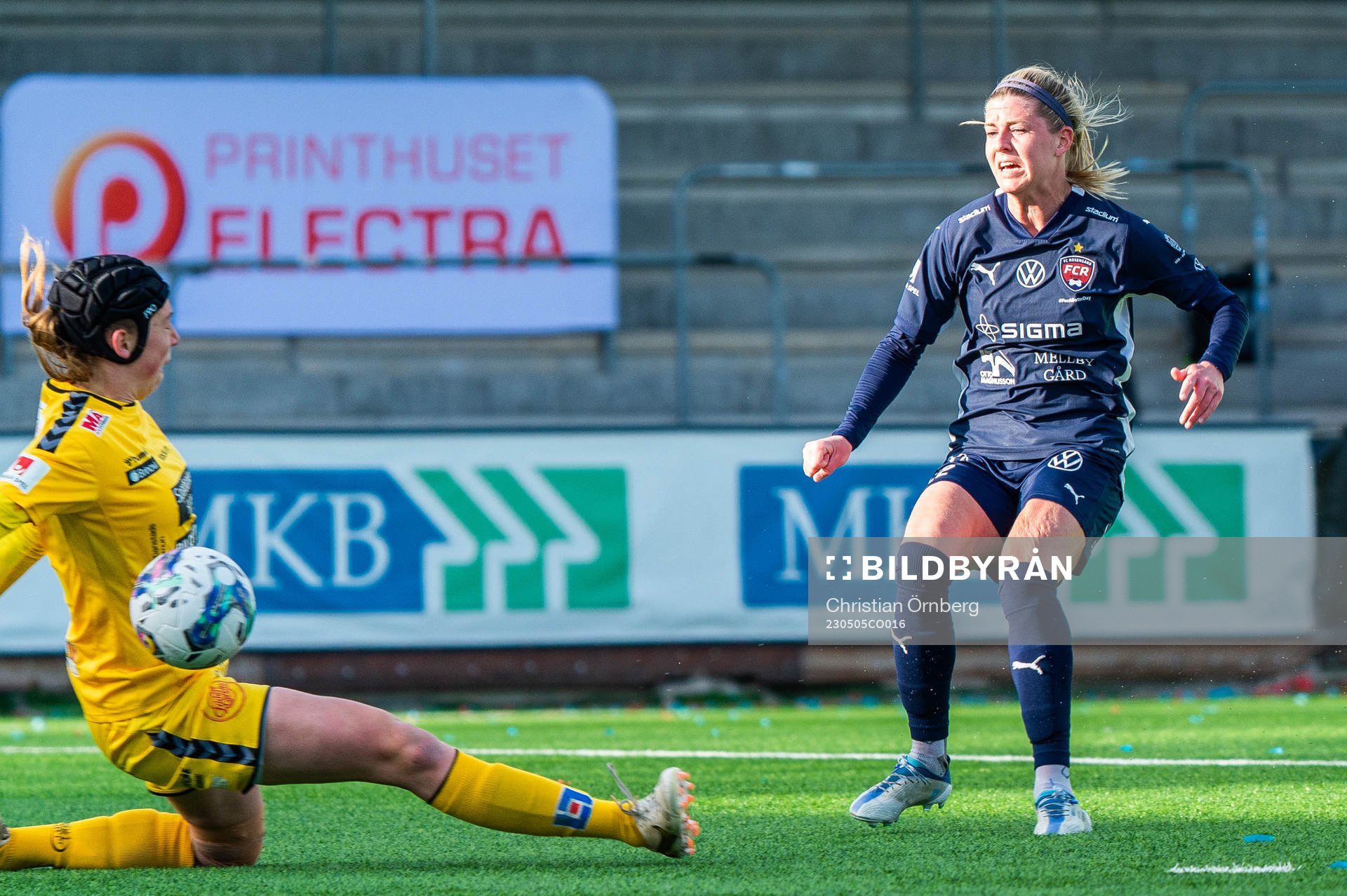 FC Rosengårds Olivia Schough gör 2-0 bakom Kristianstads målvakt Melina Loeck under fotbollsmatchen i Damallsvenskan mellan FC Rosengård och Kristianstad den 5 maj 2023 i Malmö.